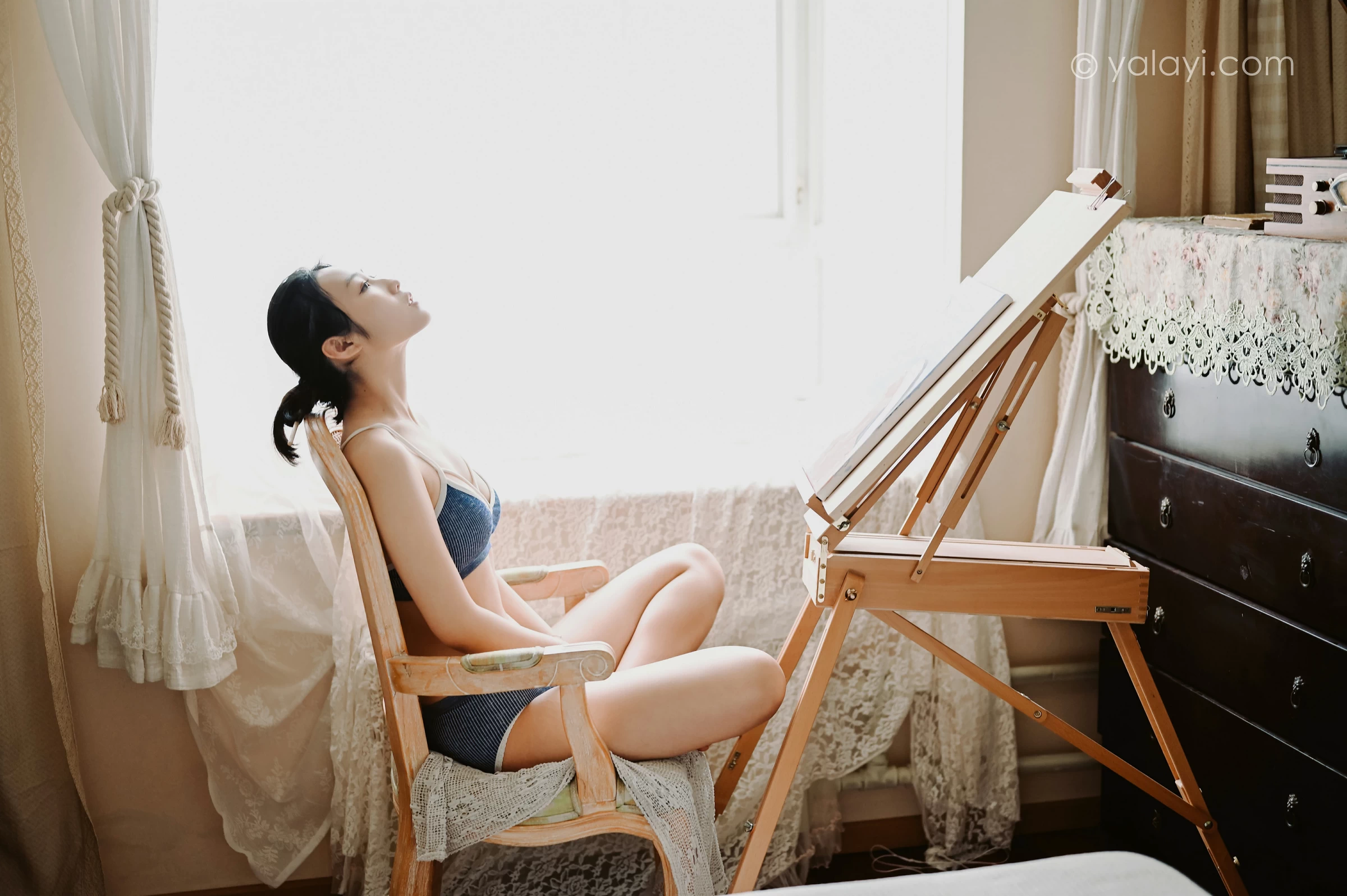 [YALAYI雅拉伊]NO.668 《作画的女孩》 沈伊 灰色内衣性感私房写真集第1张