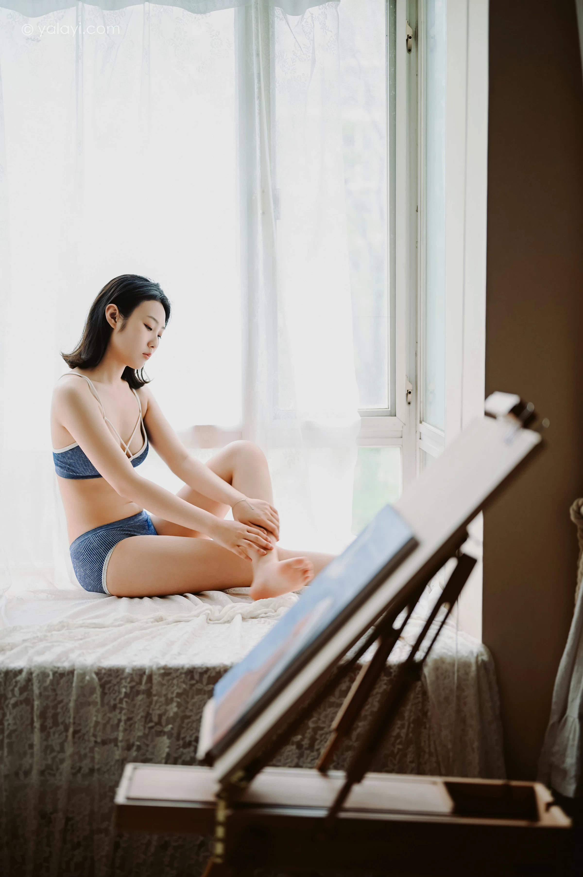 [YALAYI雅拉伊]NO.668 《作画的女孩》 沈伊 灰色内衣性感私房写真集第5张