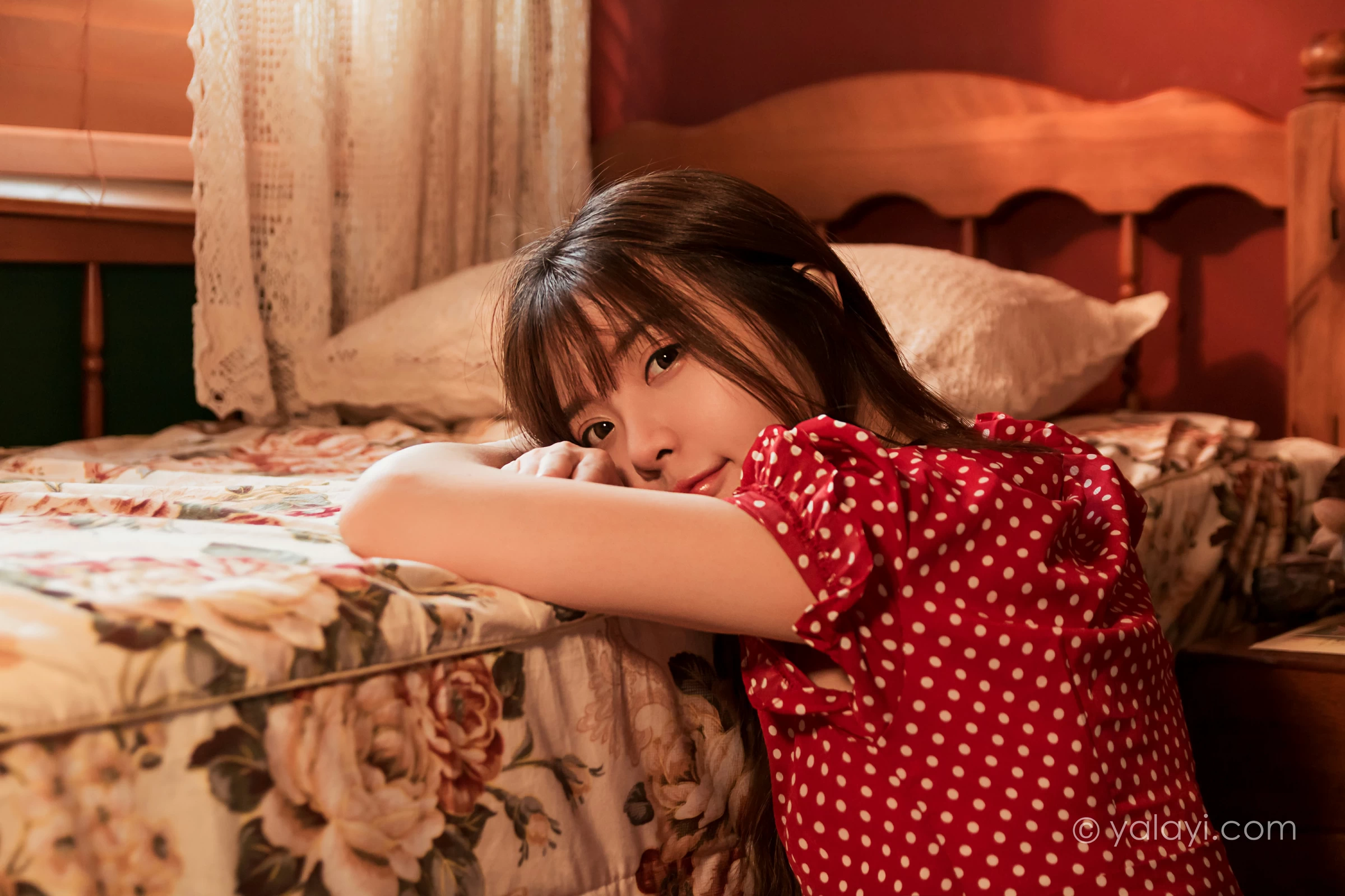 [YALAYI雅拉伊]NO.669 《第一次》 小杨 居家红色连衣裙写真第6张