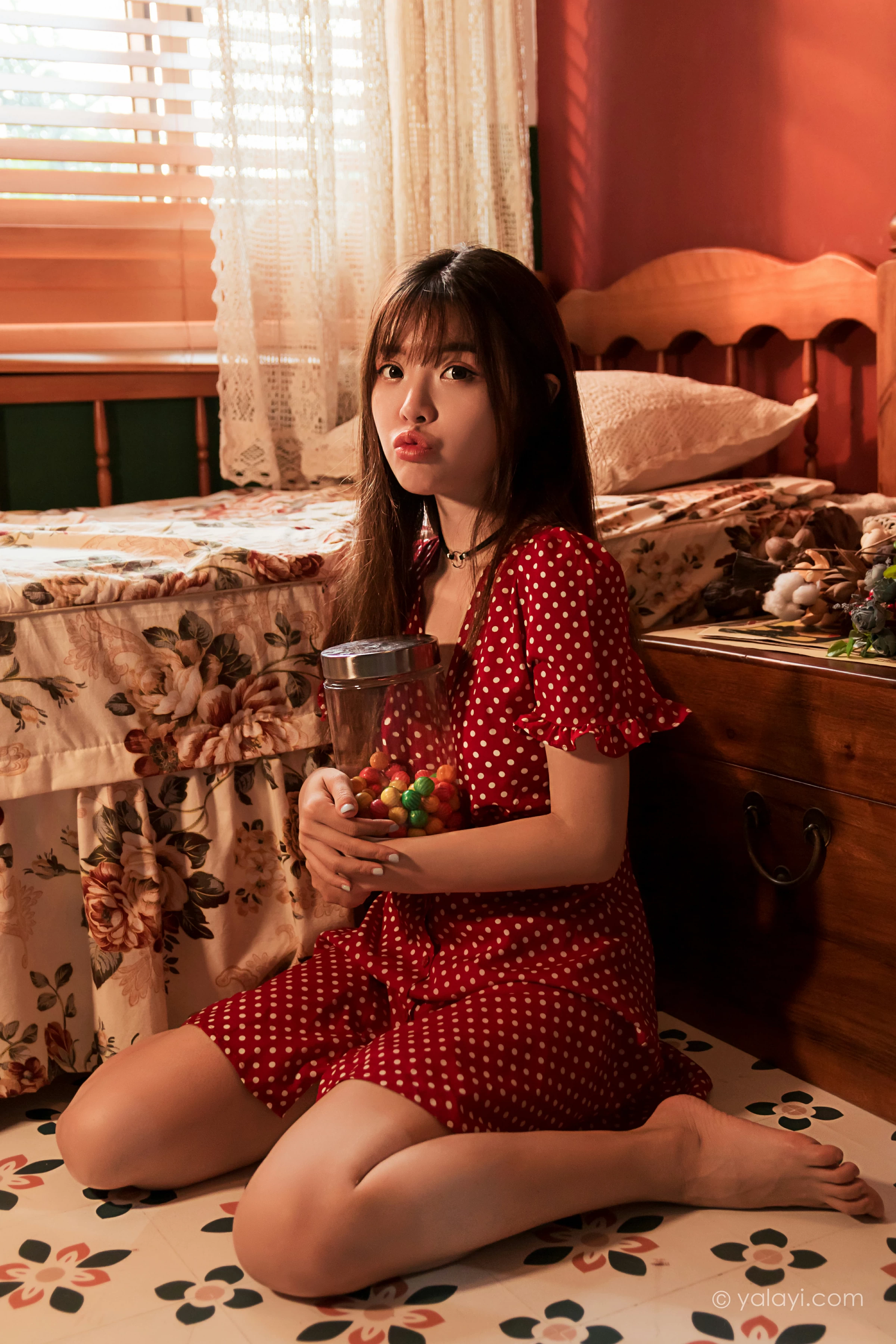 [YALAYI雅拉伊]NO.669 《第一次》 小杨 居家红色连衣裙写真第16张