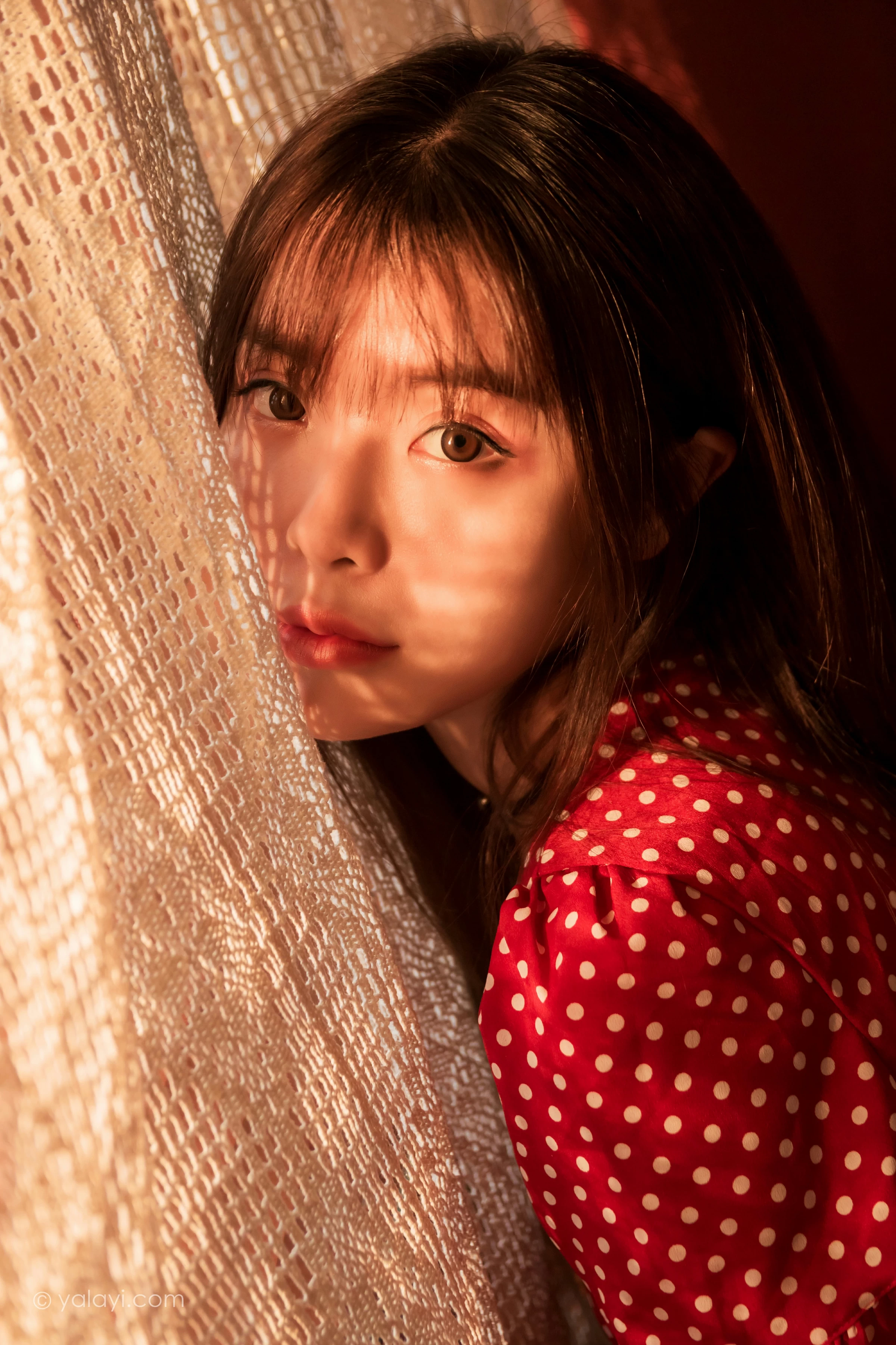 [YALAYI雅拉伊]NO.669 《第一次》 小杨 居家红色连衣裙写真第17张