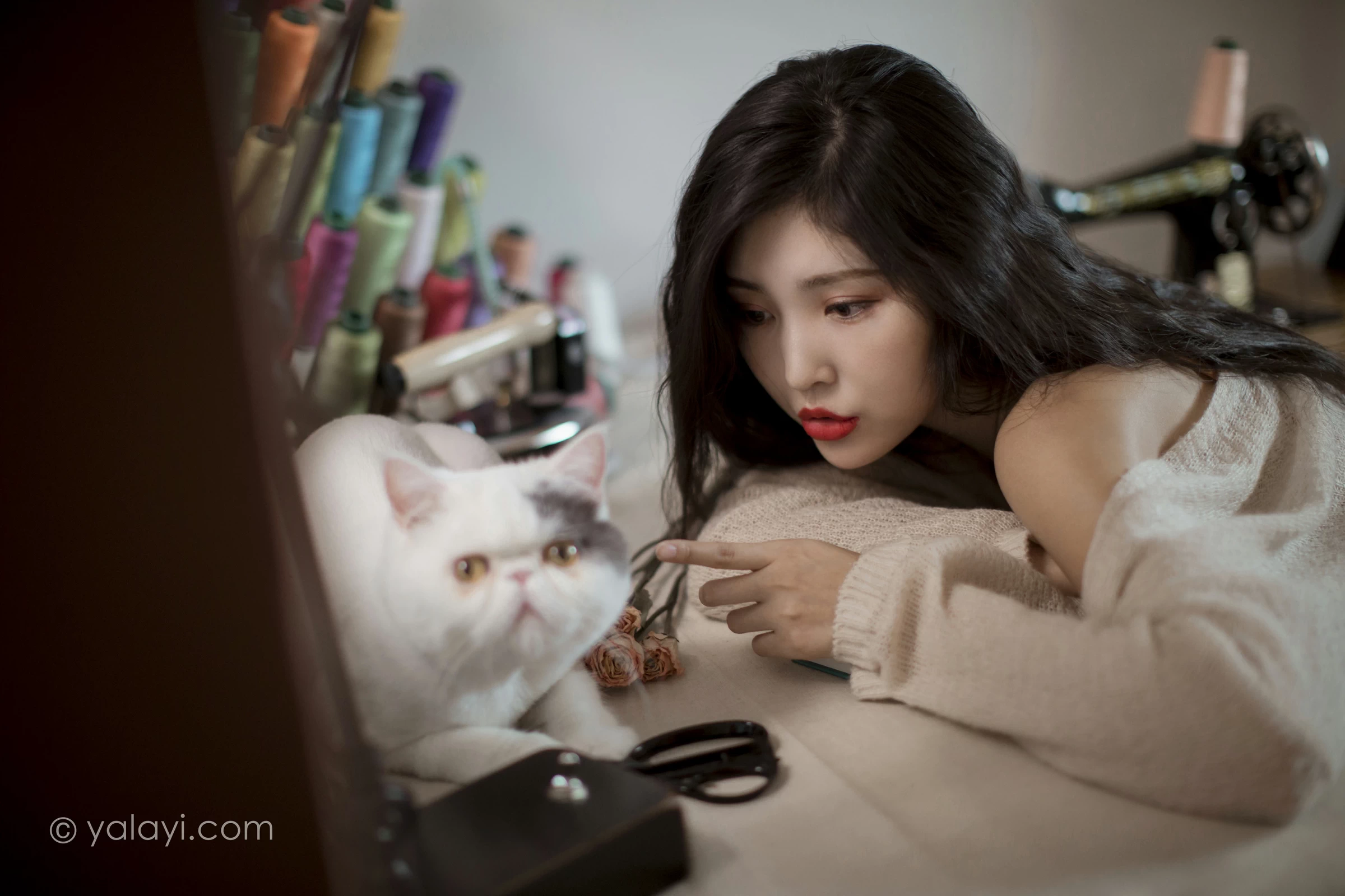 [YALAYI雅拉伊]NO.670 《心动》 苍儿 白色睡袍加橙色内衣性感私房写真集第2张