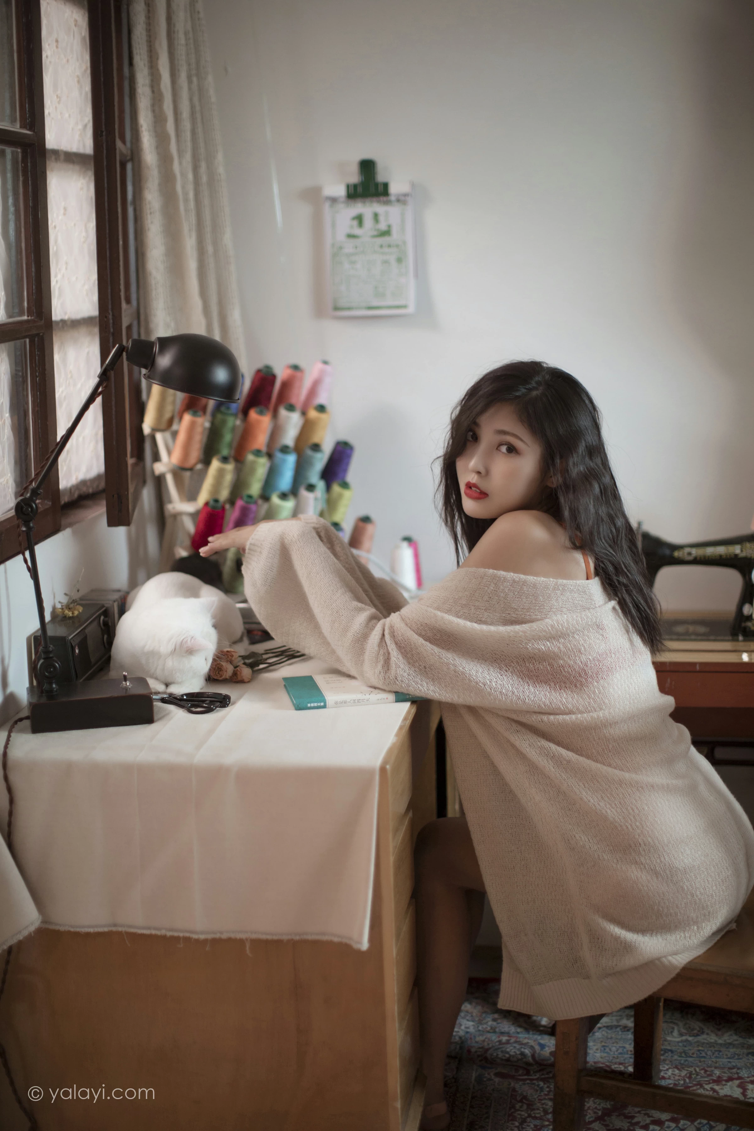 [YALAYI雅拉伊]NO.670 《心动》 苍儿 白色睡袍加橙色内衣性感私房写真集第3张