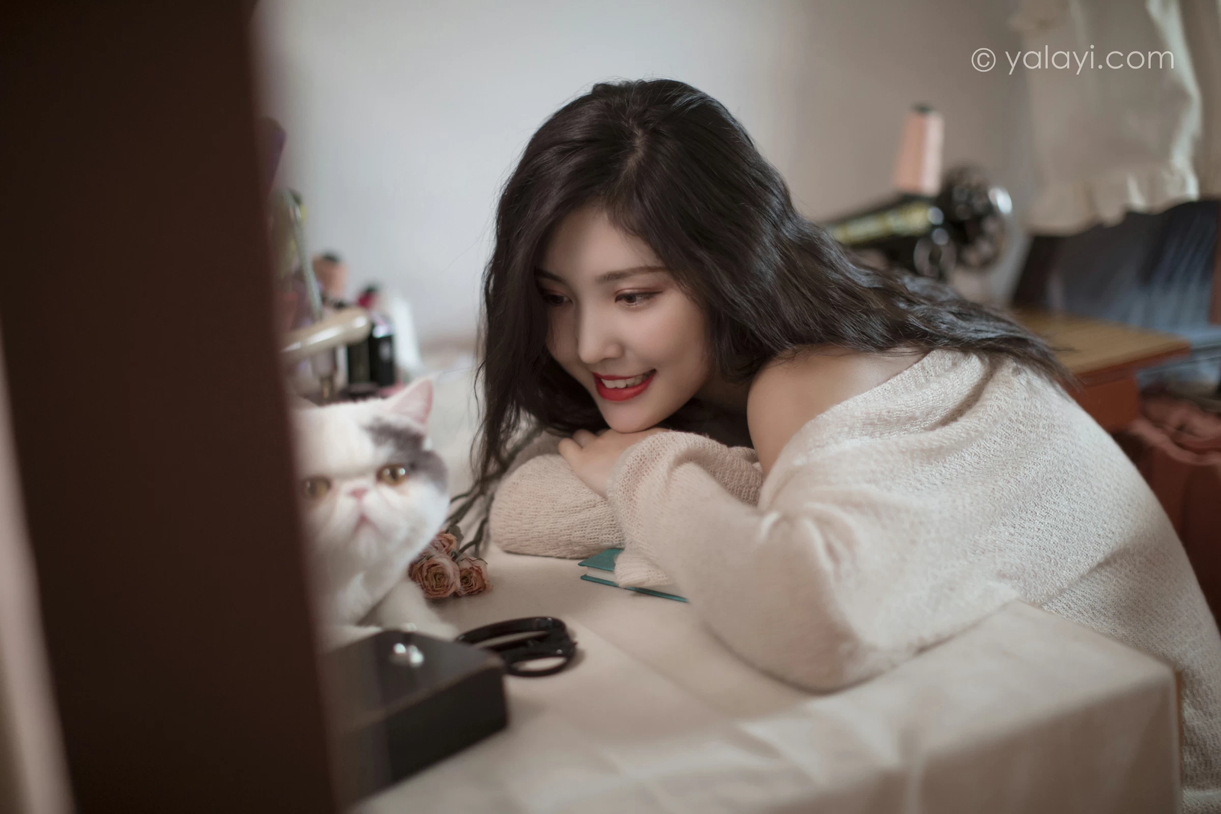 [YALAYI雅拉伊]NO.670 《心动》 苍儿 白色睡袍加橙色内衣性感私房写真集第2张
