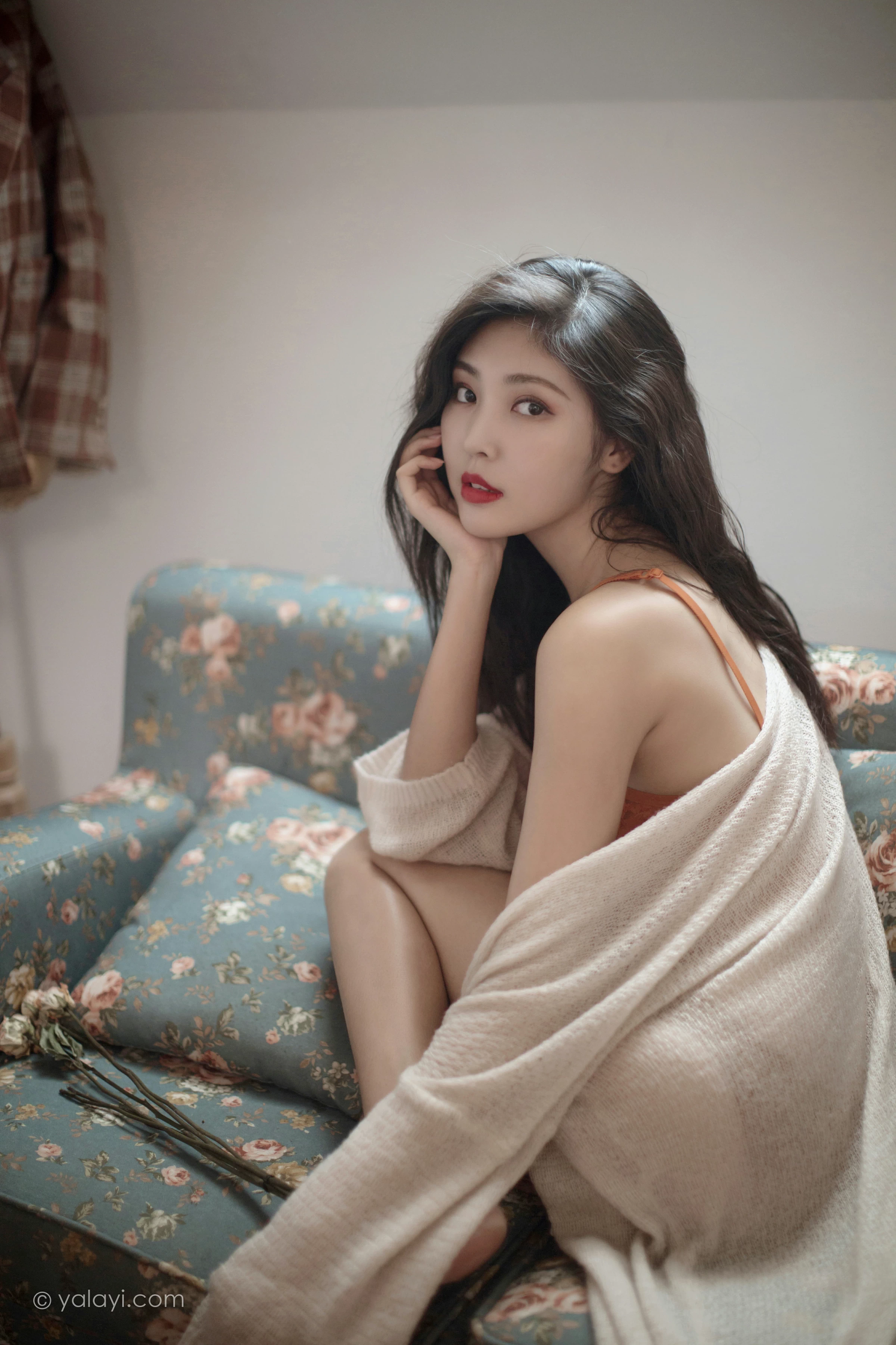 [YALAYI雅拉伊]NO.670 《心动》 苍儿 白色睡袍加橙色内衣性感私房写真集第11张