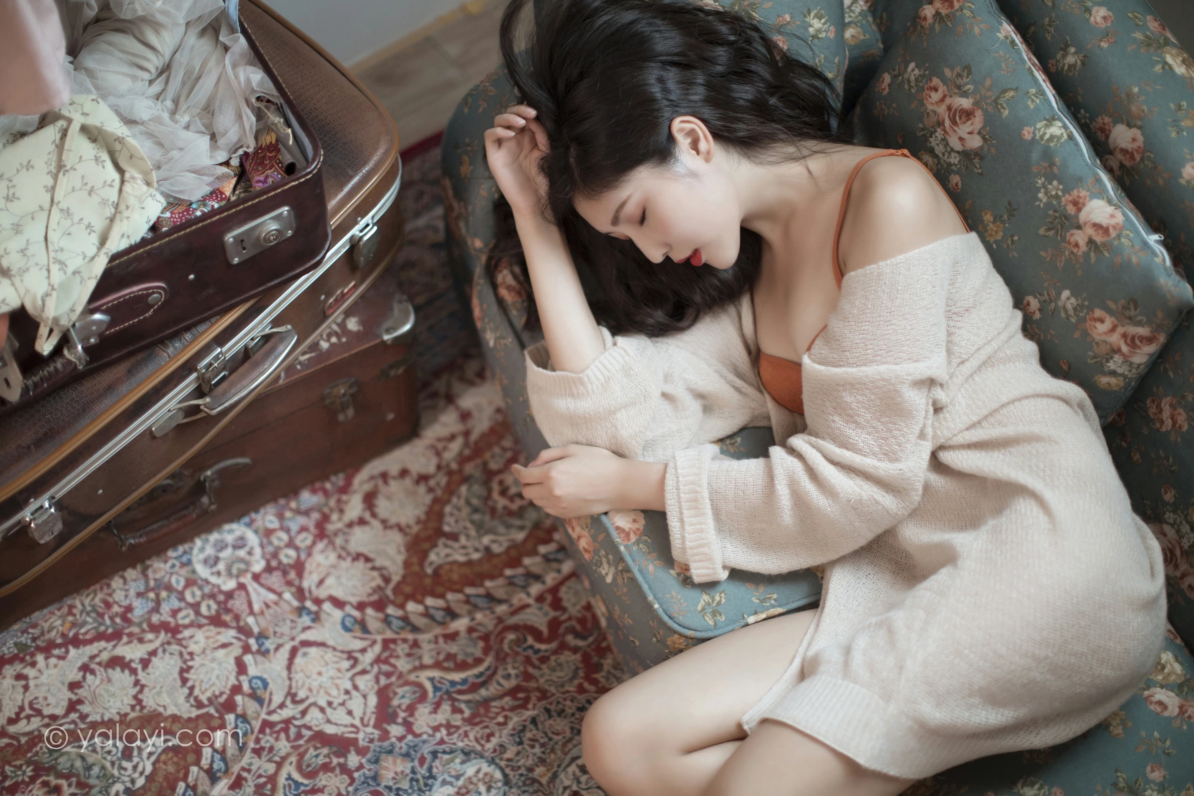 [YALAYI雅拉伊]NO.670 《心动》 苍儿 白色睡袍加橙色内衣性感私房写真集第15张