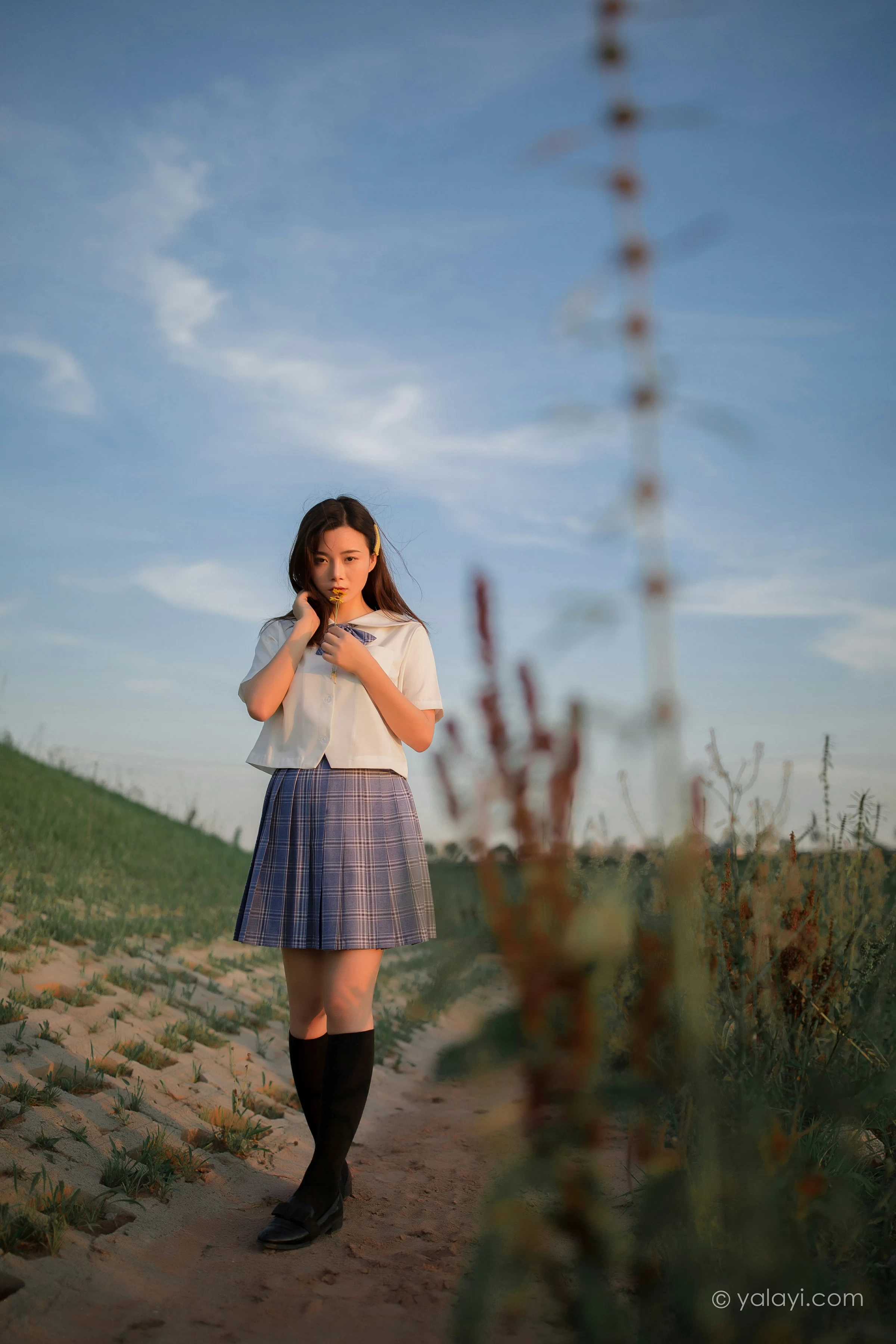 [YALAYI雅拉伊]NO.677 《青春在河畔奔走》 枝娅 白色JK制服与短裙加黑丝美腿写真第10张