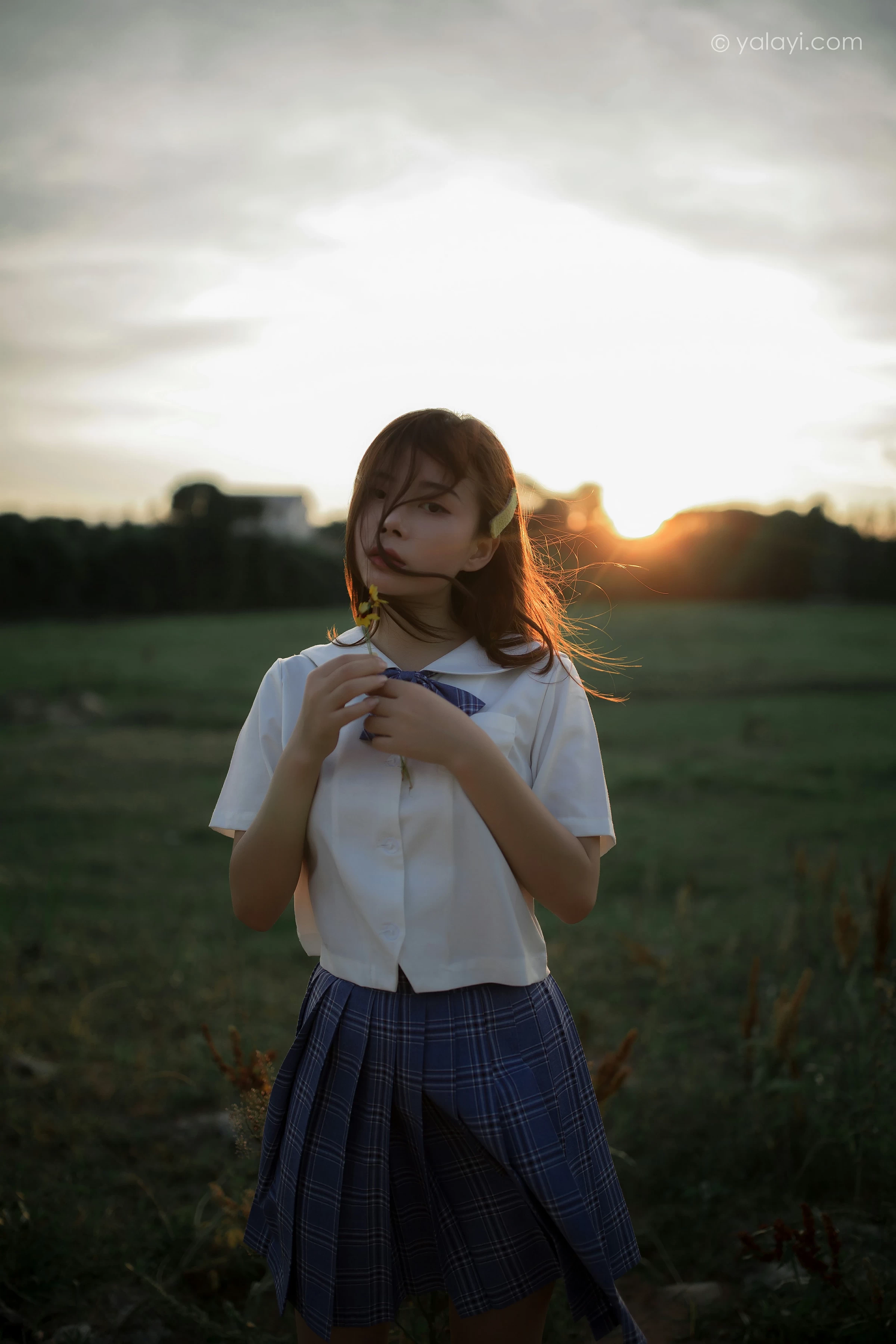 [YALAYI雅拉伊]NO.677 《青春在河畔奔走》 枝娅 白色JK制服与短裙加黑丝美腿写真第16张