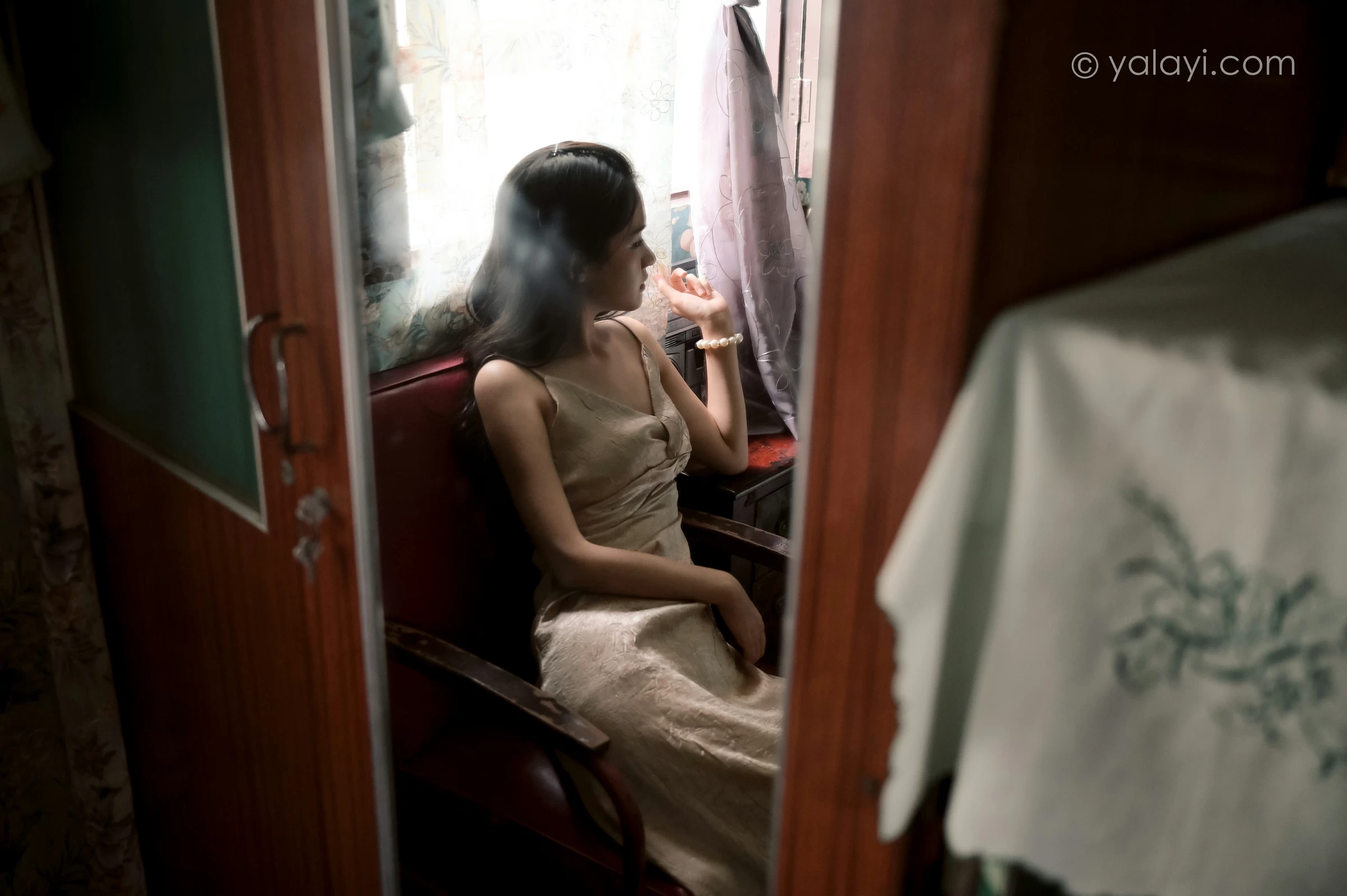 [YALAYI雅拉伊]NO.678 《绿窗》 方岚 黄色吊带连衣裙居家私房写真集第3张