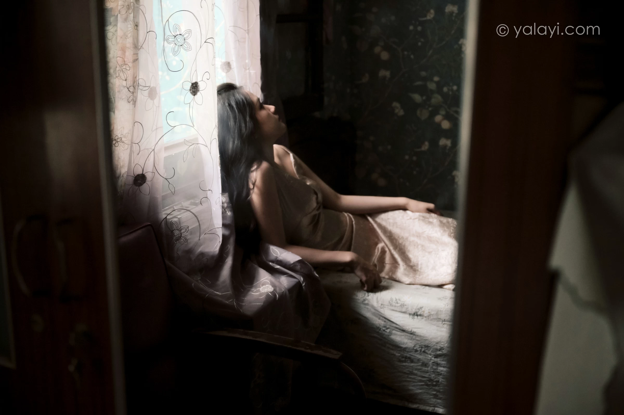 [YALAYI雅拉伊]NO.678 《绿窗》 方岚 黄色吊带连衣裙居家私房写真集第6张