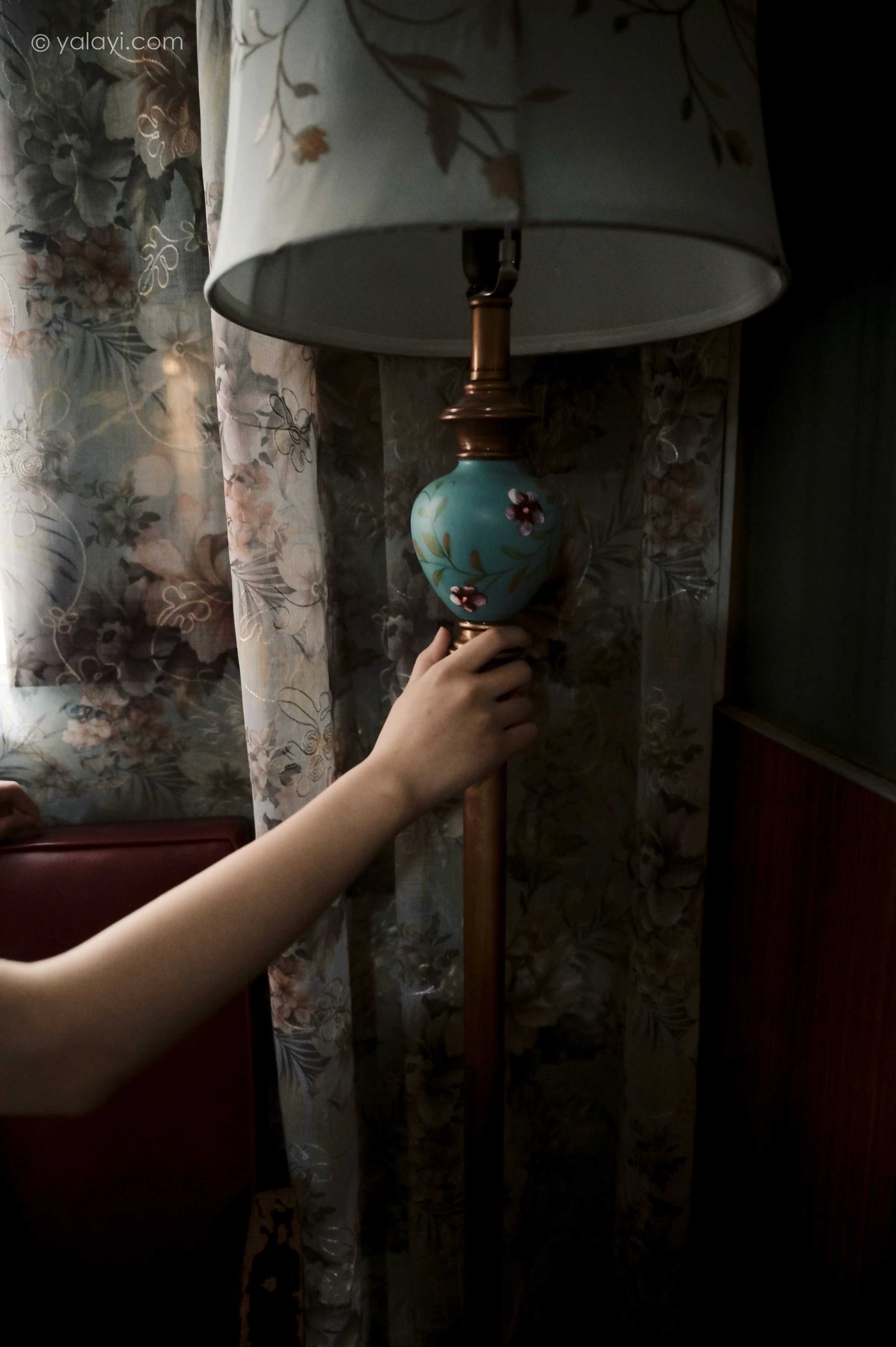 [YALAYI雅拉伊]NO.678 《绿窗》 方岚 黄色吊带连衣裙居家私房写真集第11张