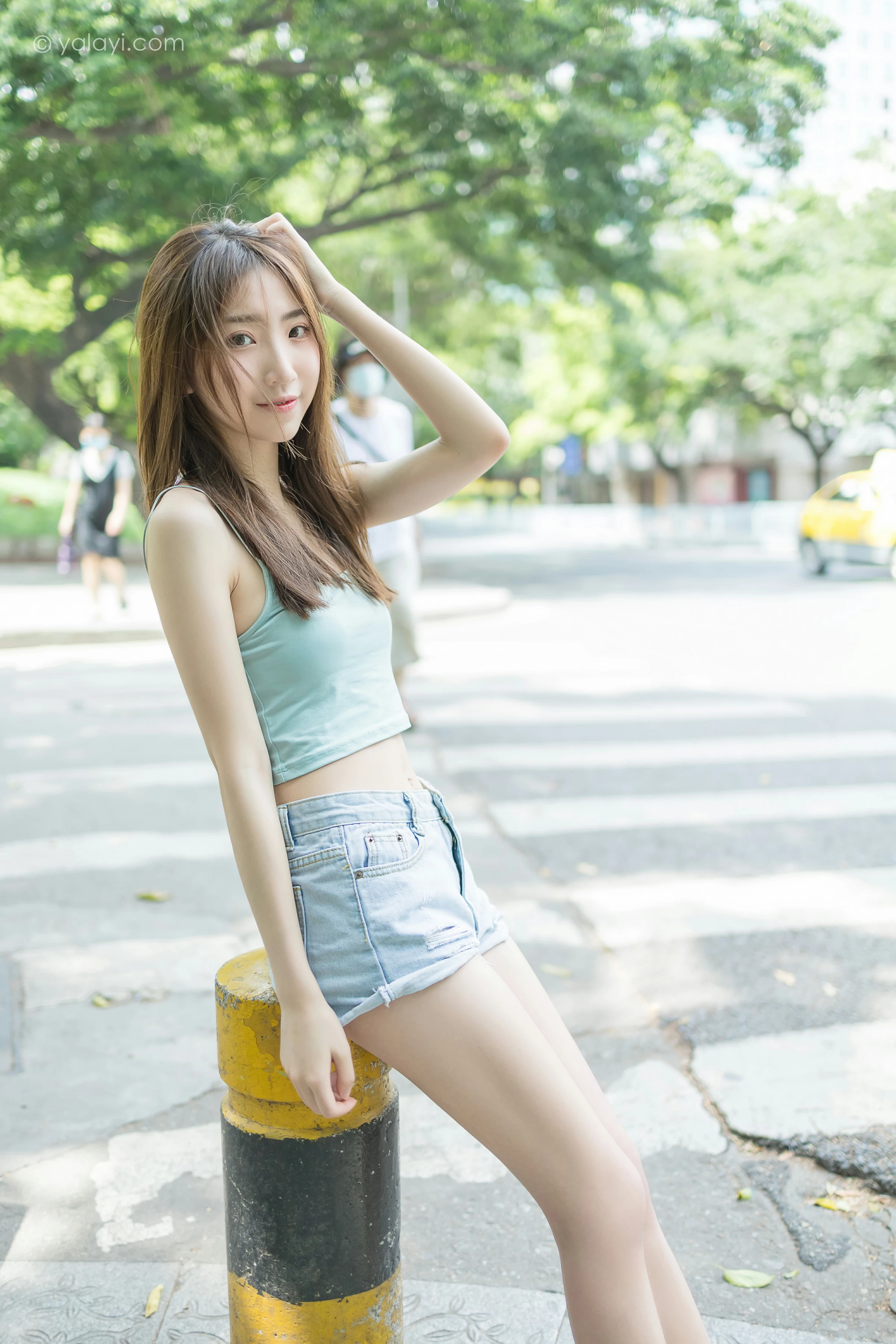 [YALAYI雅拉伊]NO.680 《现任女友》 小乔 绿色性感小背心加牛仔短裤街拍写真第2张