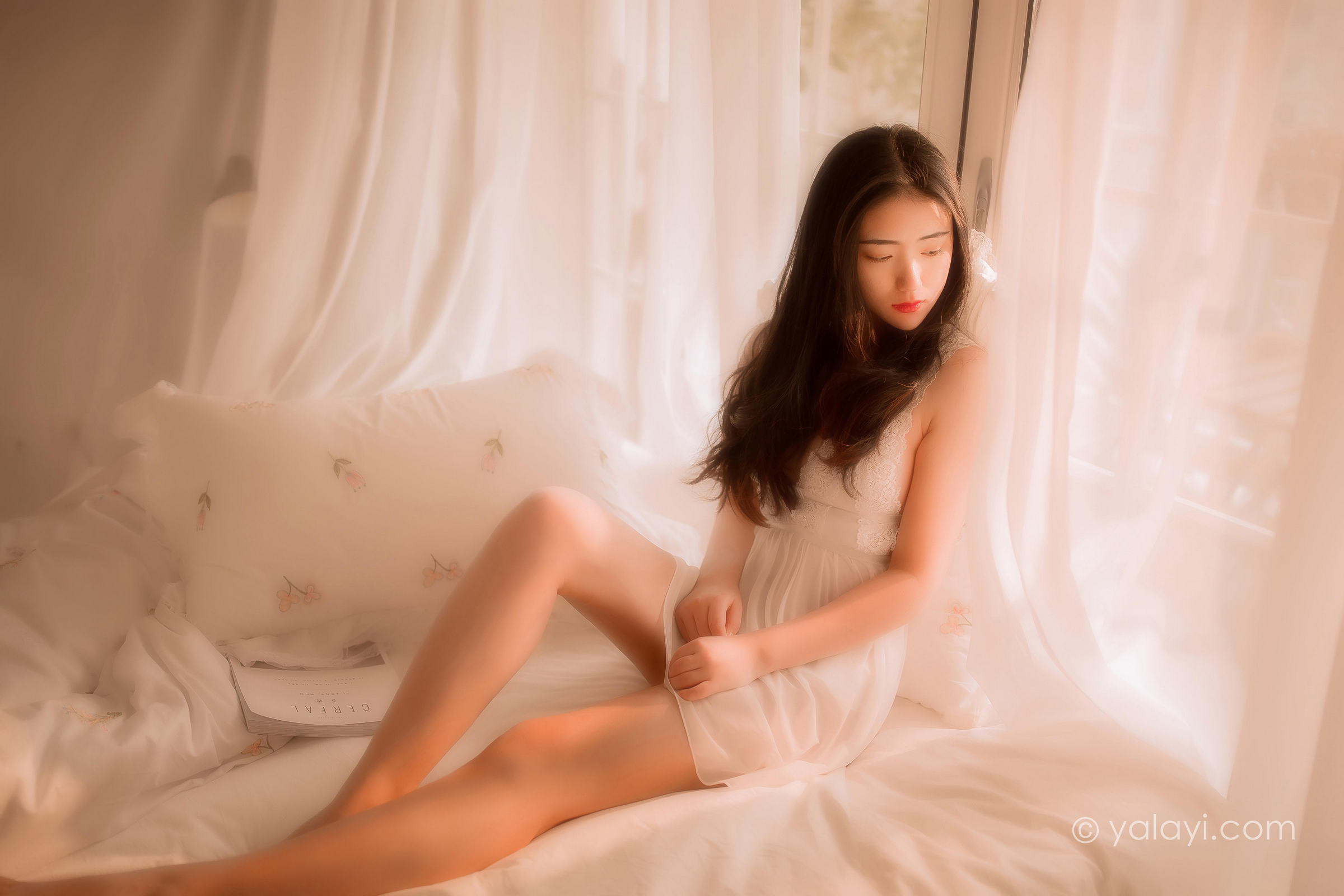 [YALAYI雅拉伊]2022.03.11 闺秀 水月沙子 白色镂空睡衣裙加透视情趣内衣性感写真集第6张