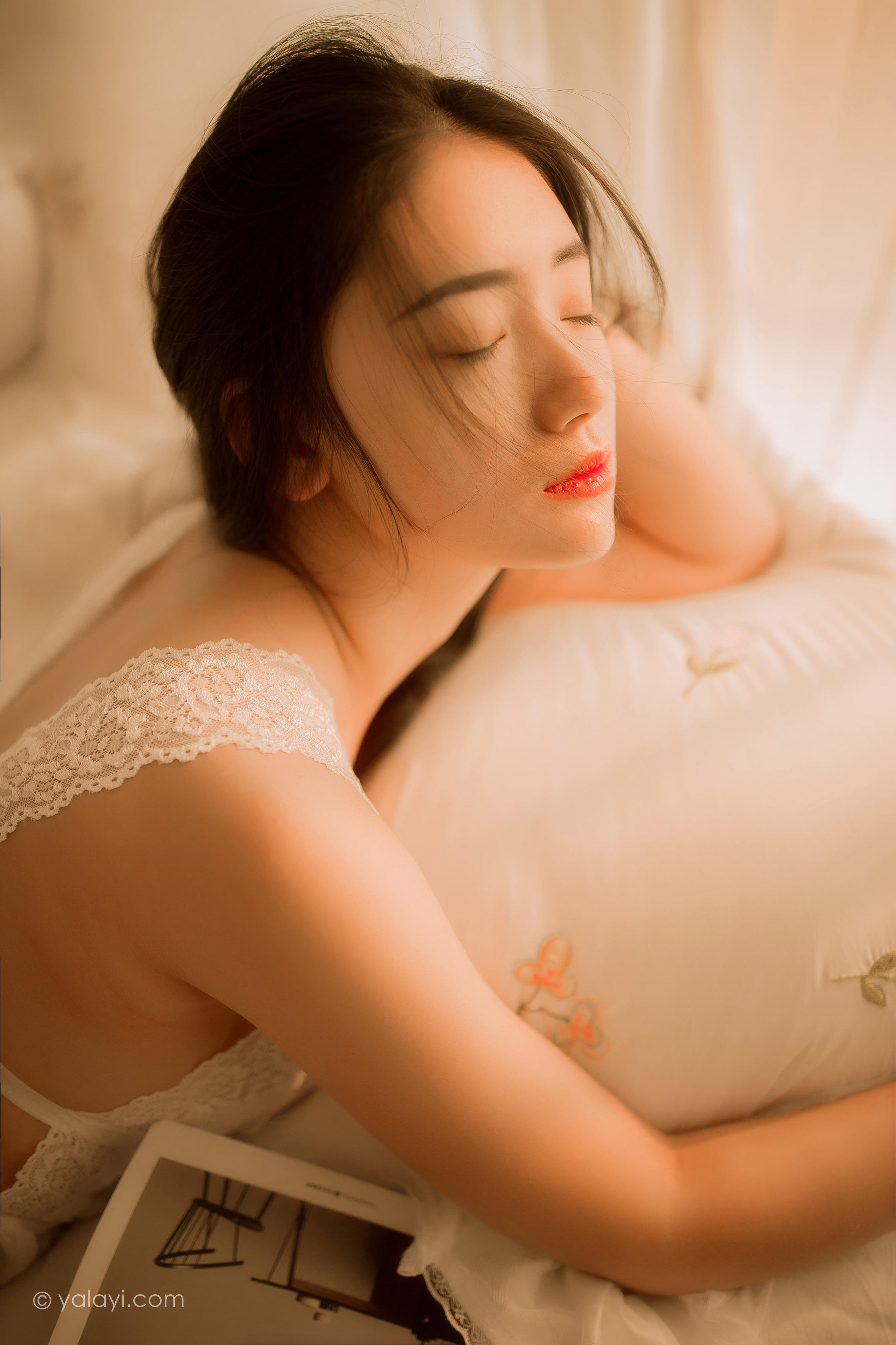 [YALAYI雅拉伊]2022.03.11 闺秀 水月沙子 白色镂空睡衣裙加透视情趣内衣性感写真集第5张