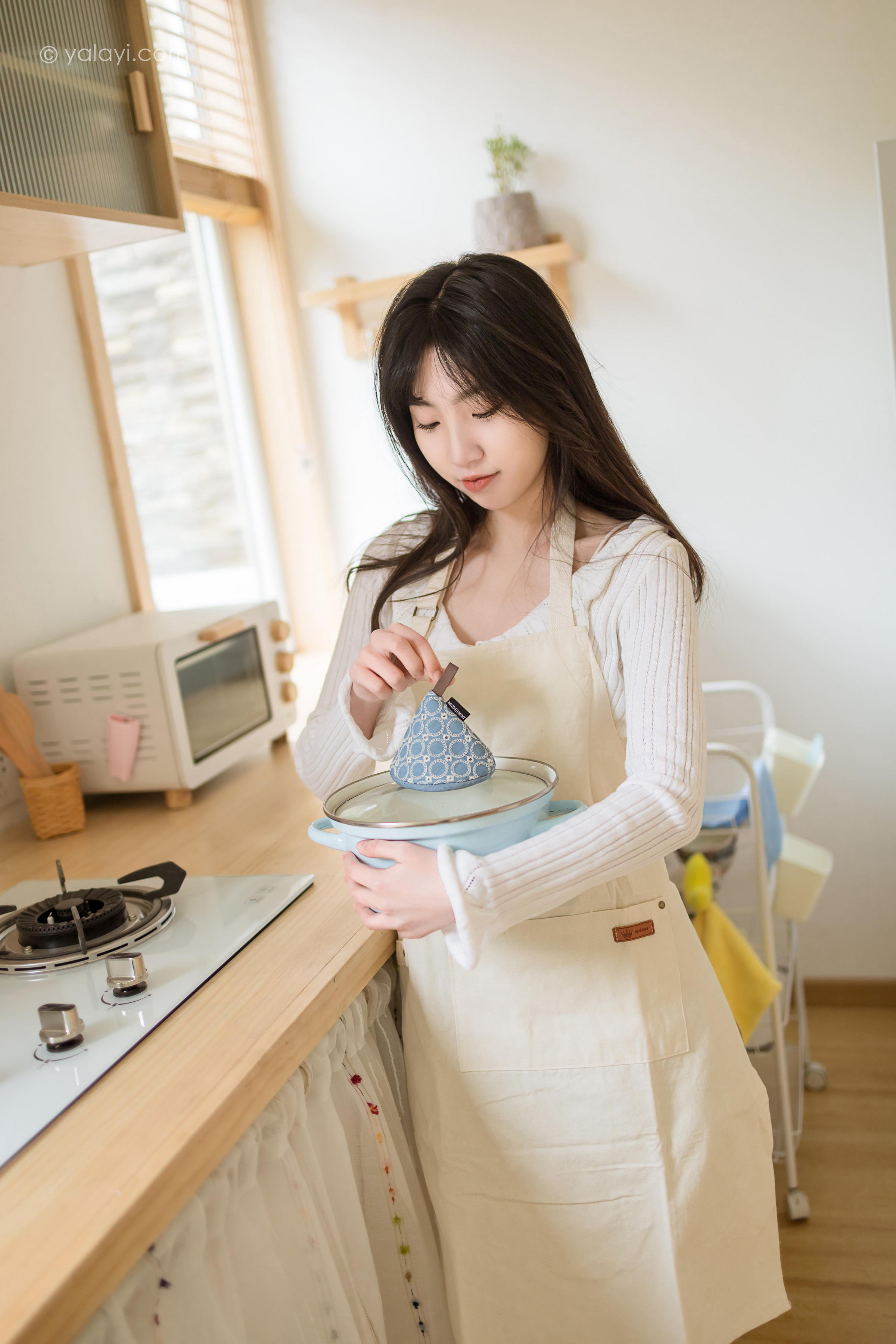 [YALAYI雅拉伊]2022.03.14 我的爱人 小乔 白色休闲外套加吊带围裙居家清纯写真集第9张