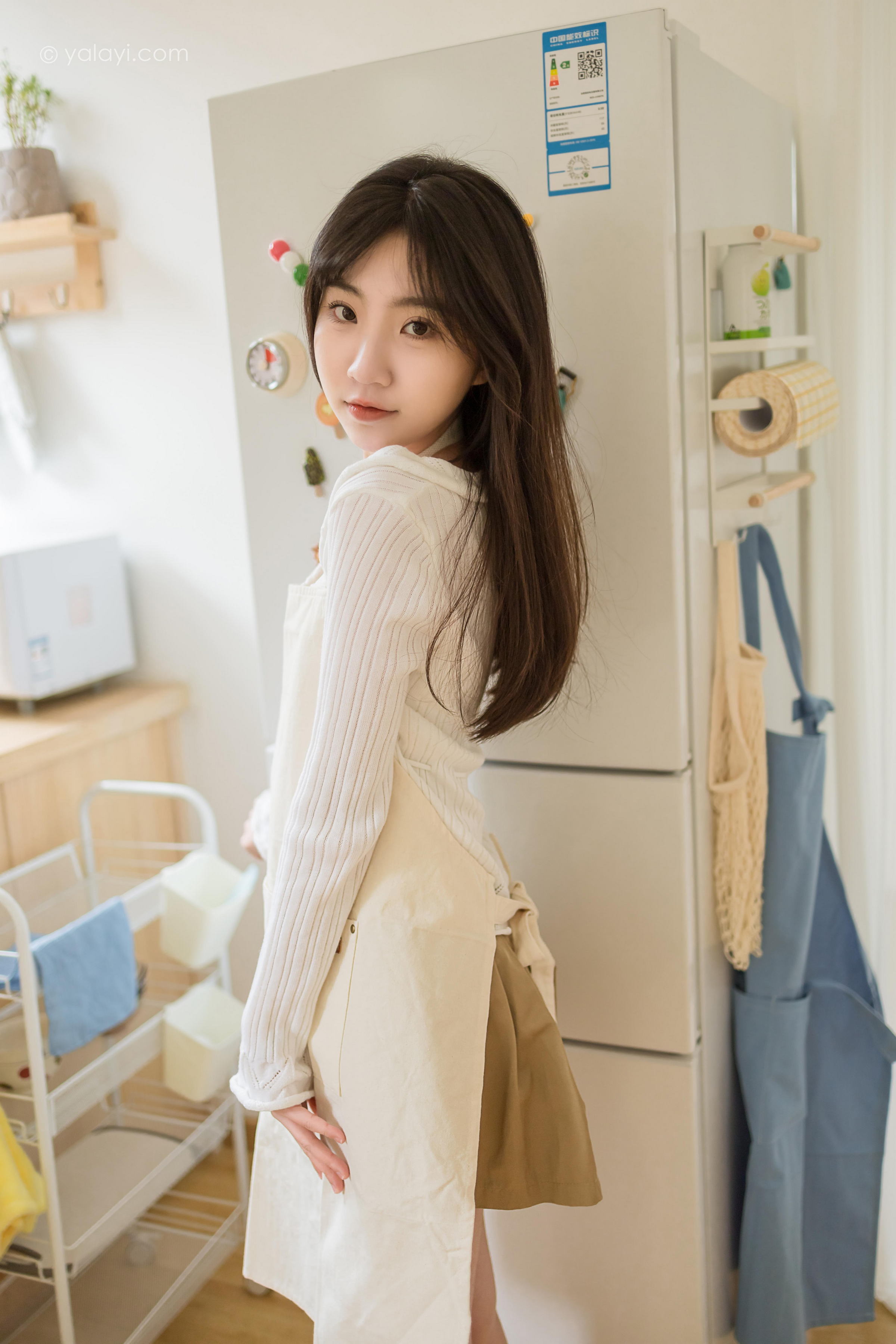 [YALAYI雅拉伊]2022.03.14 我的爱人 小乔 白色休闲外套加吊带围裙居家清纯写真集第12张