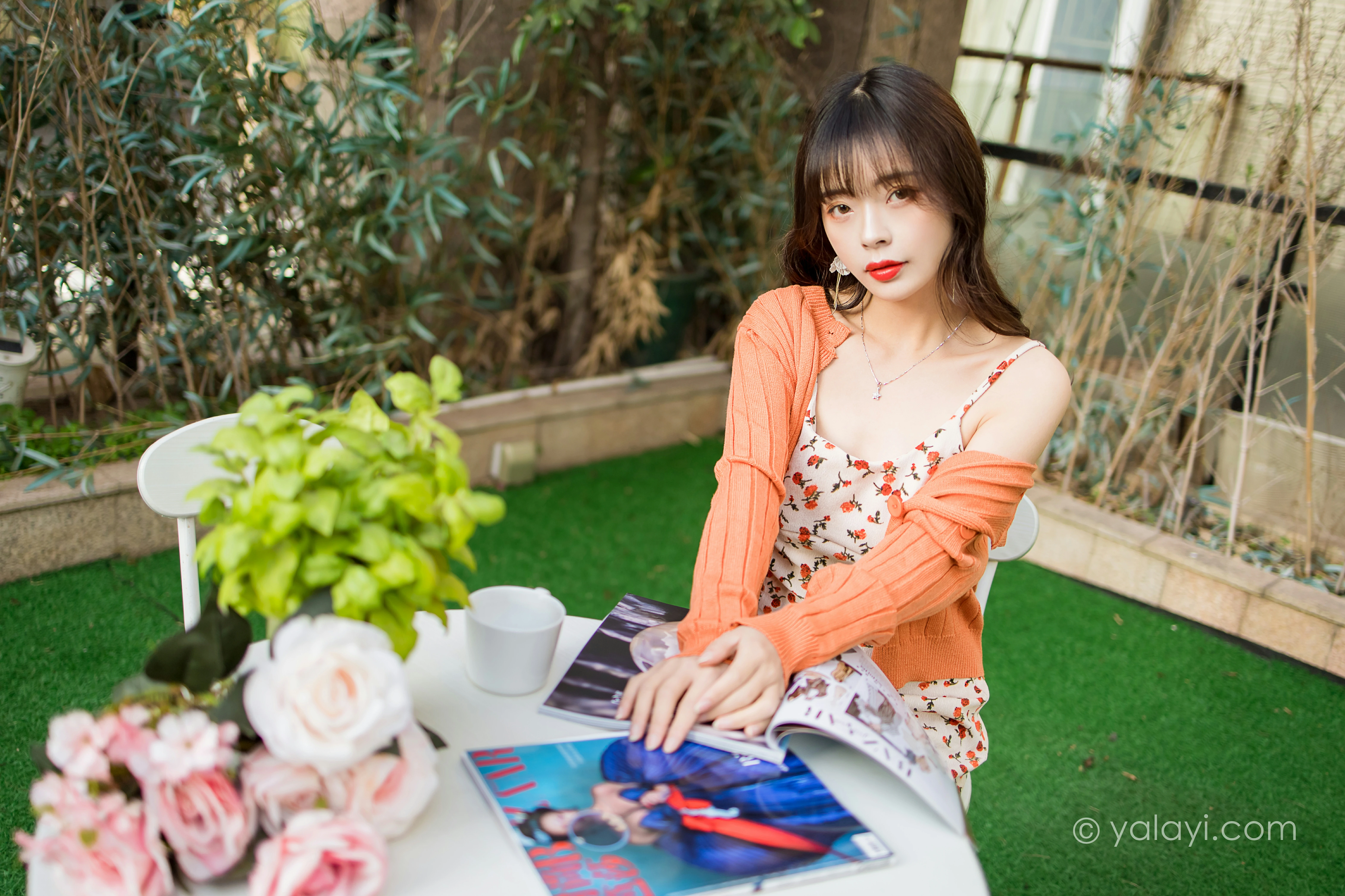 [YALAYI雅拉伊]NO.793 悠闲时光 程小蝶 橙色外套与粉色吊带连衣裙清纯写真集第3张