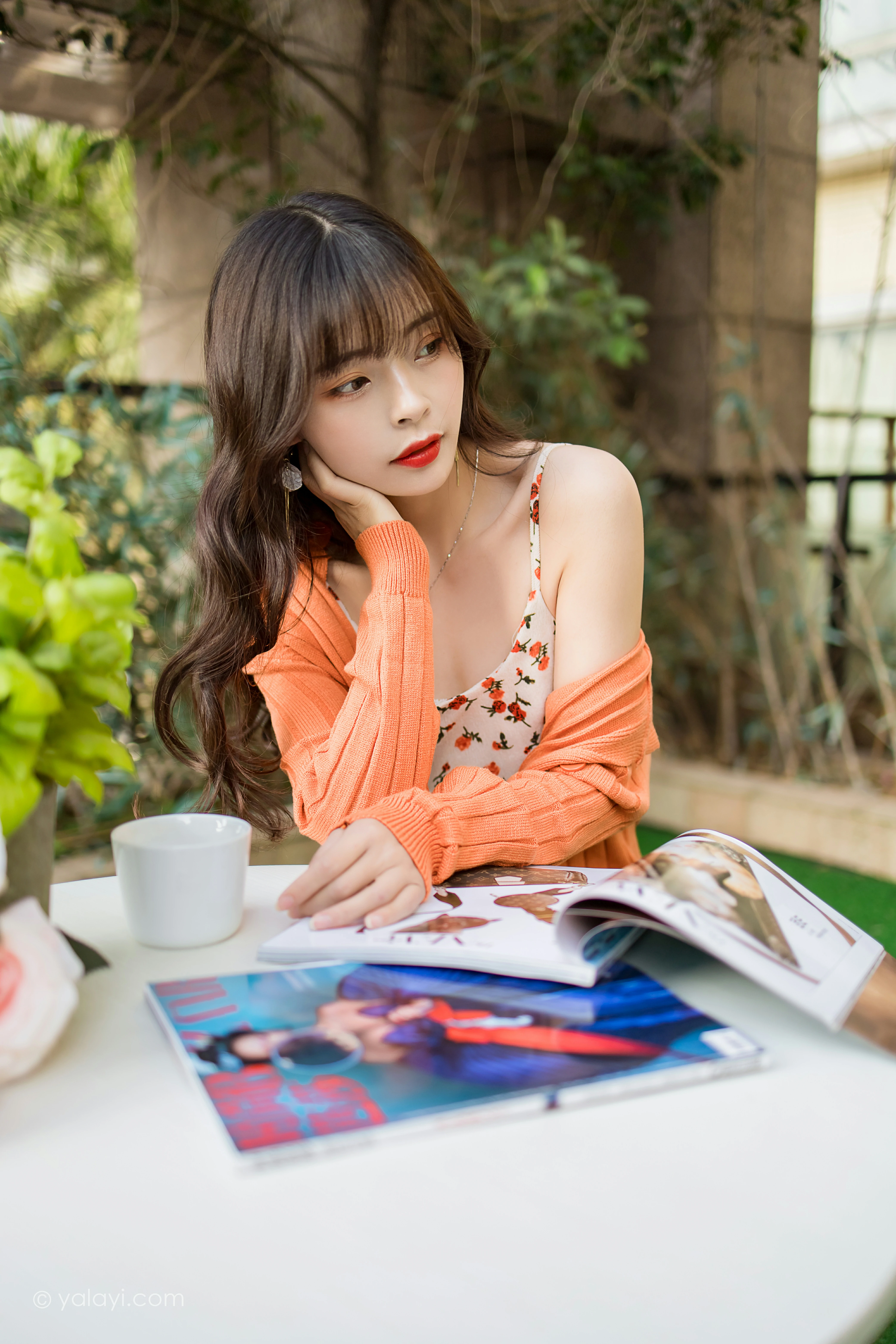 [YALAYI雅拉伊]NO.793 悠闲时光 程小蝶 橙色外套与粉色吊带连衣裙清纯写真集第6张