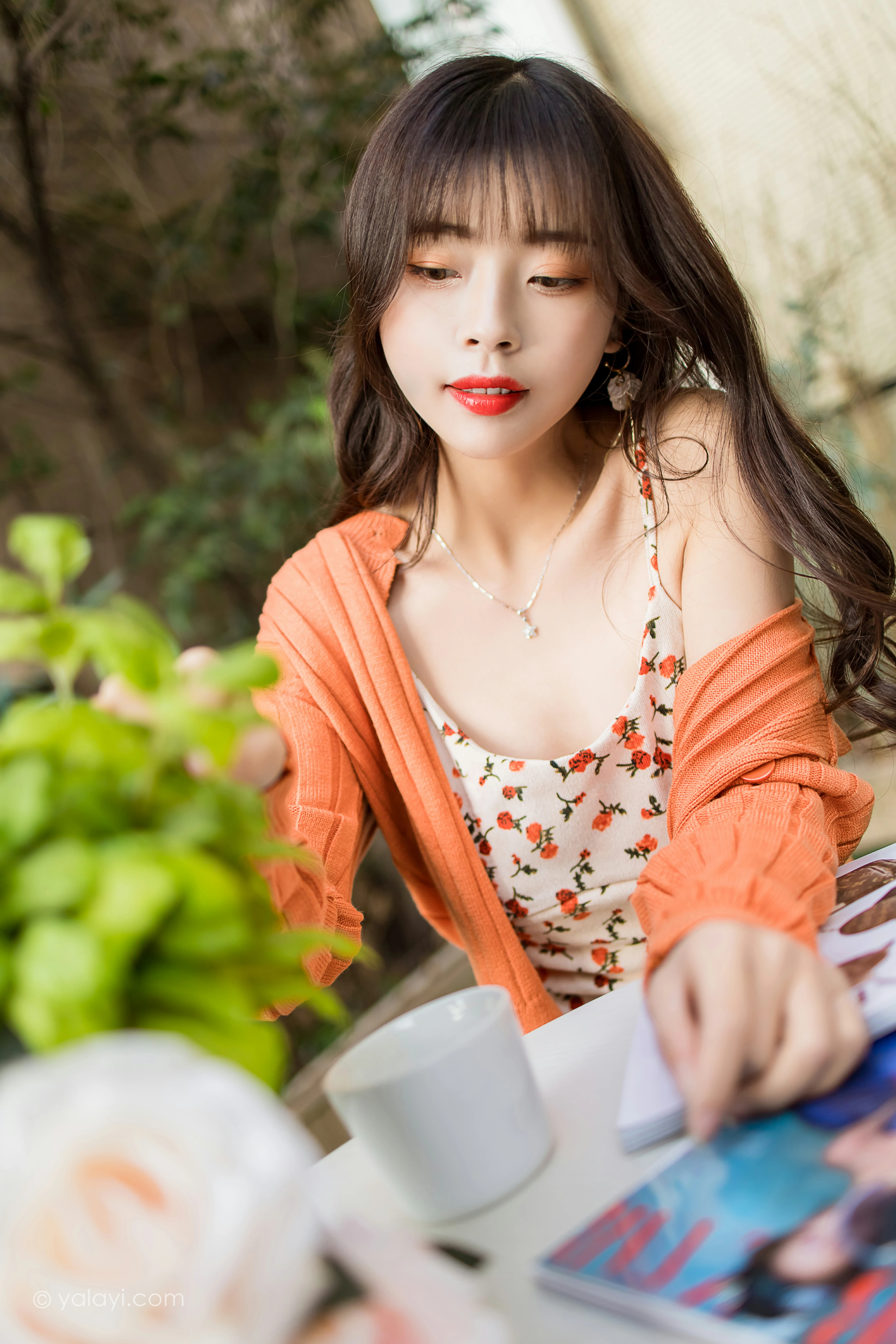 [YALAYI雅拉伊]NO.793 悠闲时光 程小蝶 橙色外套与粉色吊带连衣裙清纯写真集第7张