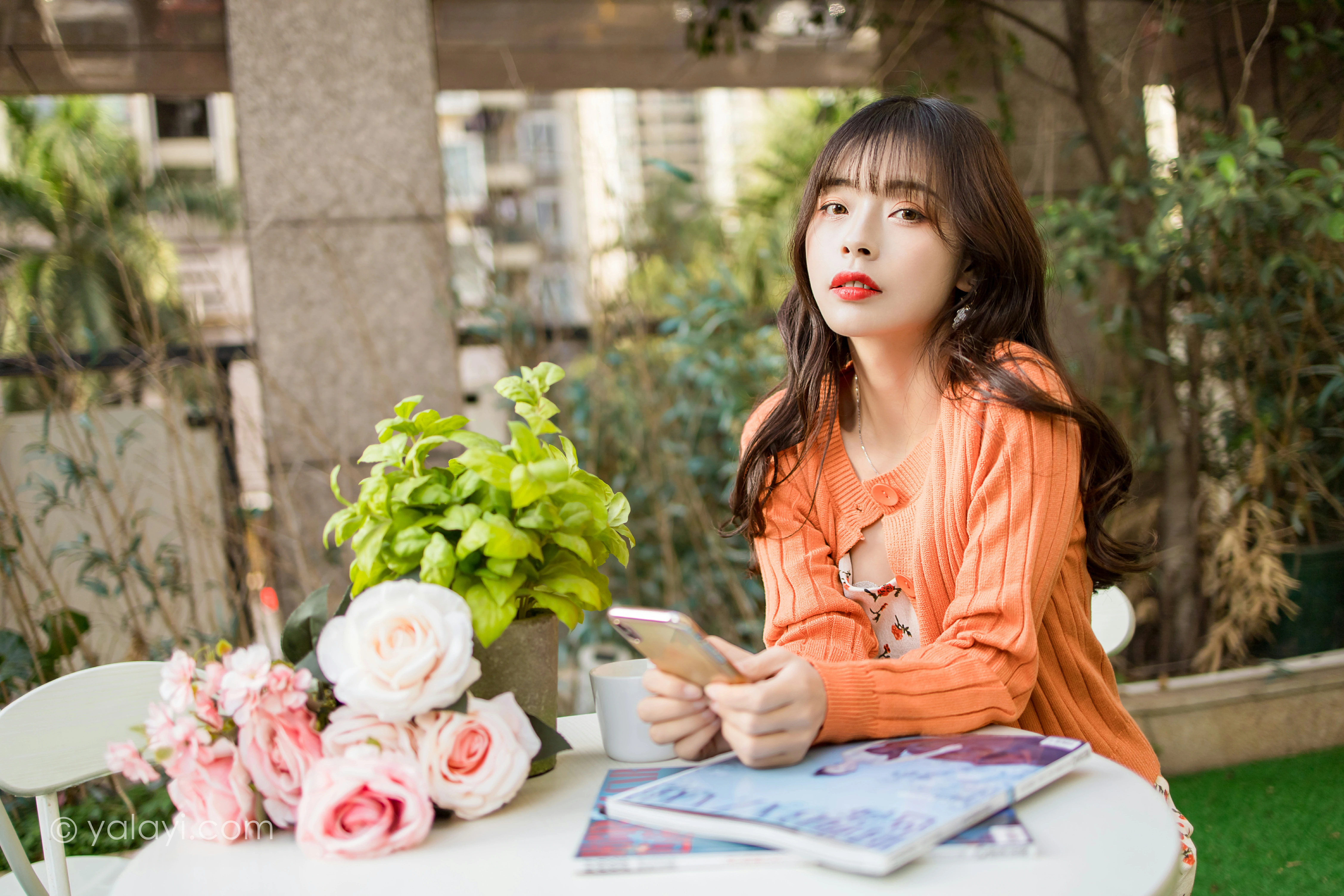 [YALAYI雅拉伊]NO.793 悠闲时光 程小蝶 橙色外套与粉色吊带连衣裙清纯写真集第9张