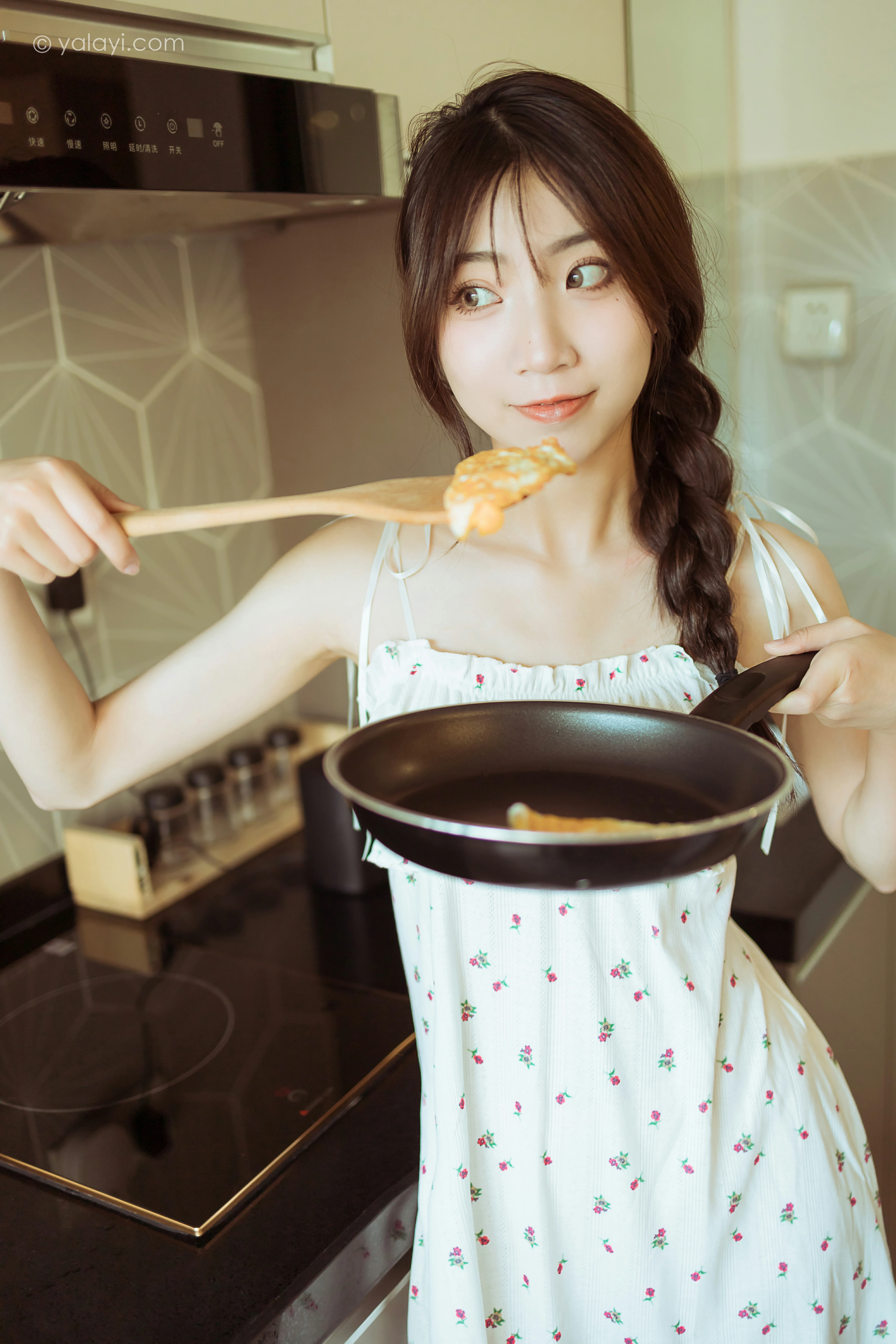 [YALAYI雅拉伊]NO.805 餐蛋面 小乔 白色吊带连衣裙居家清纯写真集第1张