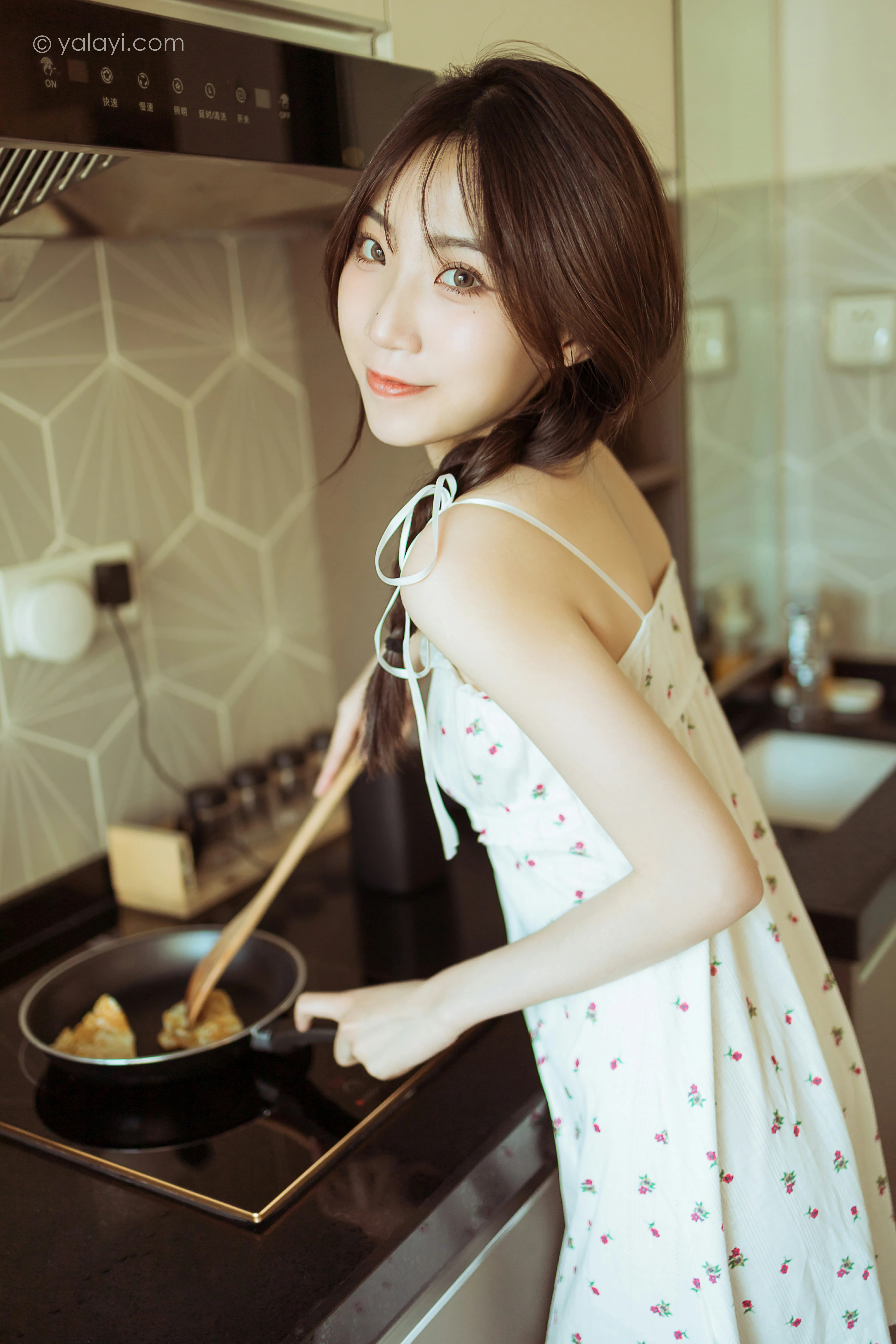 [YALAYI雅拉伊]NO.805 餐蛋面 小乔 白色吊带连衣裙居家清纯写真集第1张