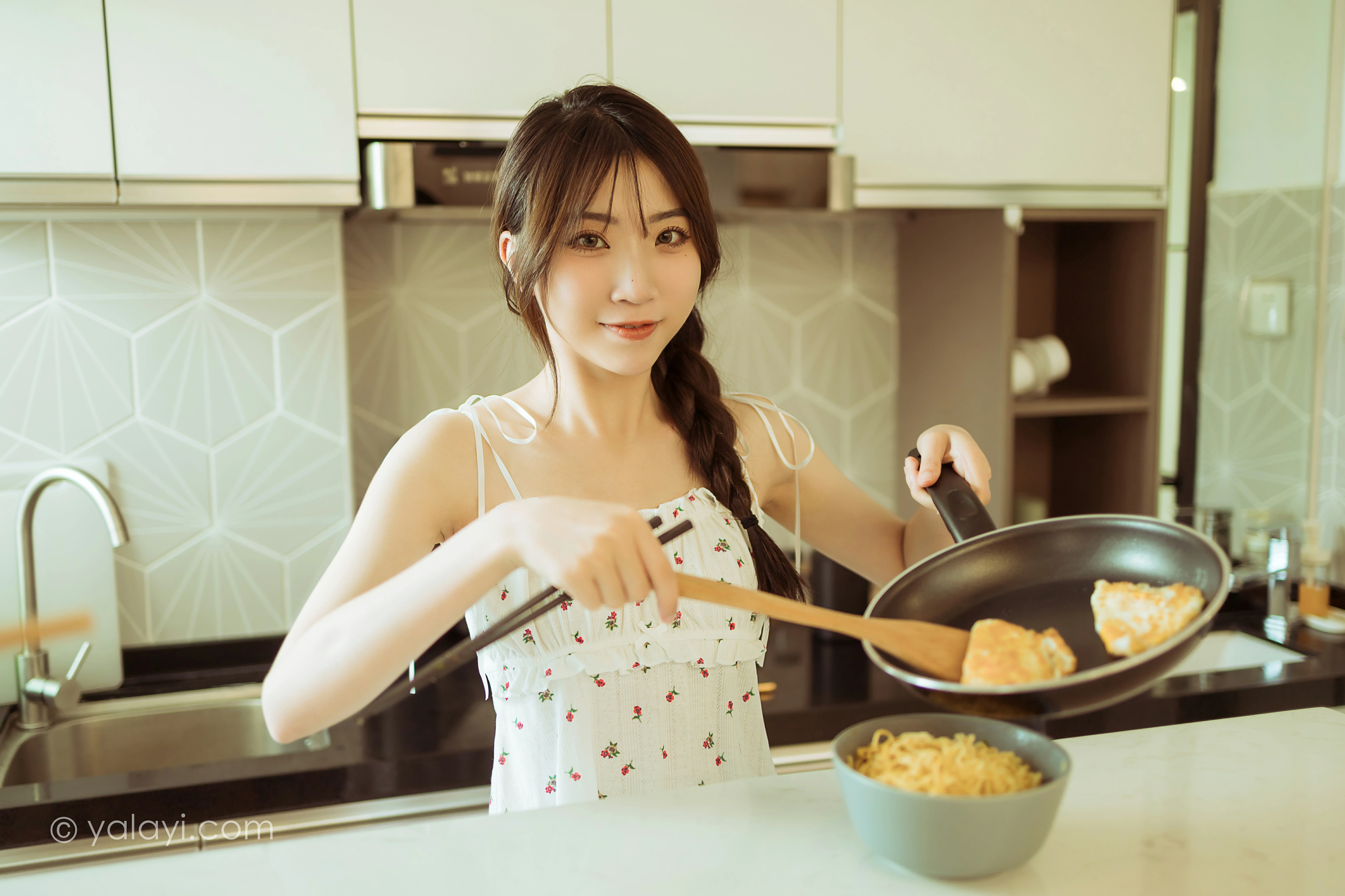 [YALAYI雅拉伊]NO.805 餐蛋面 小乔 白色吊带连衣裙居家清纯写真集第3张