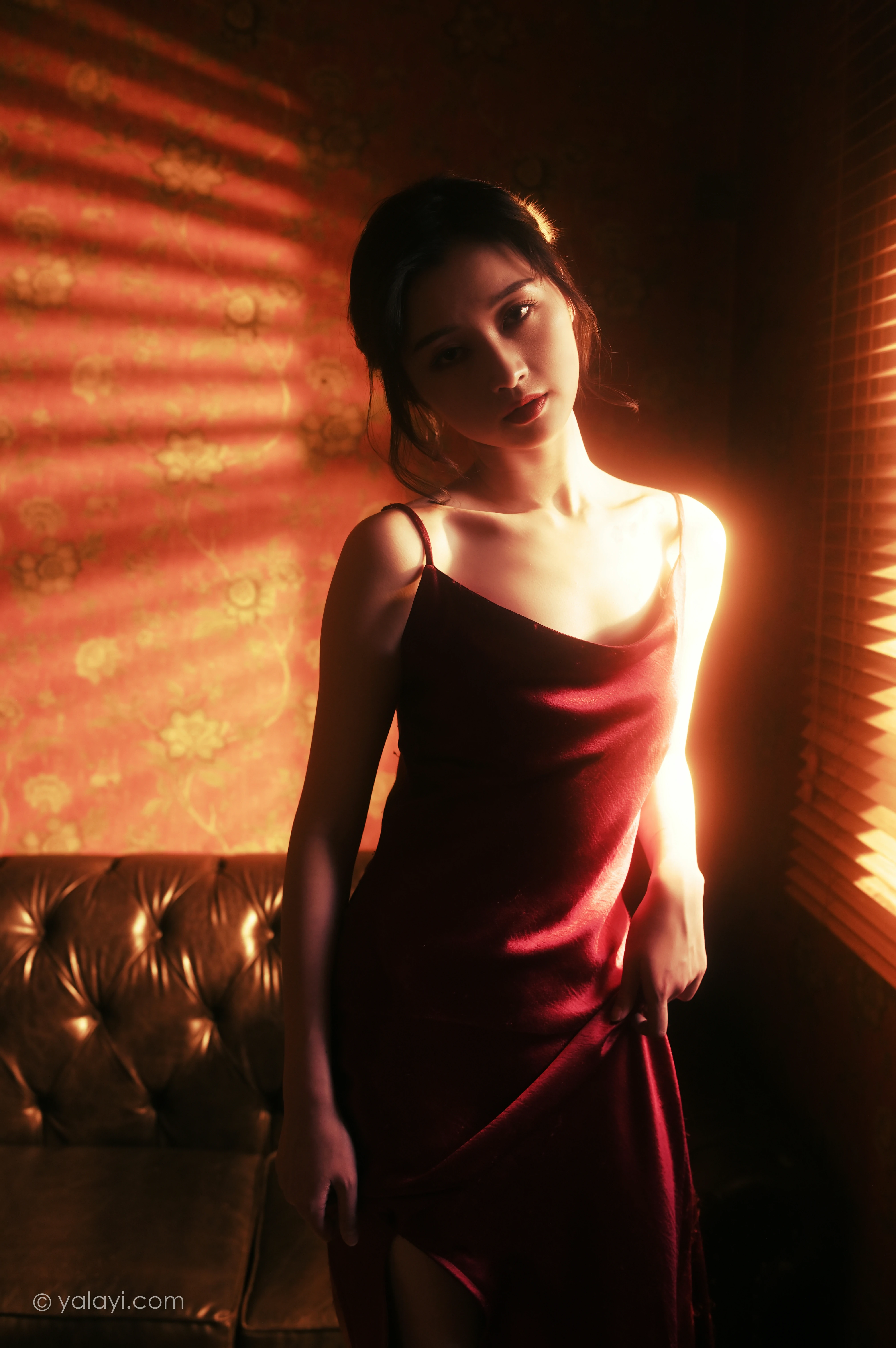 [YALAYI雅拉伊]NO.794 在窗边 京京 红色吊带裸背连衣裙居家性感写真集第12张