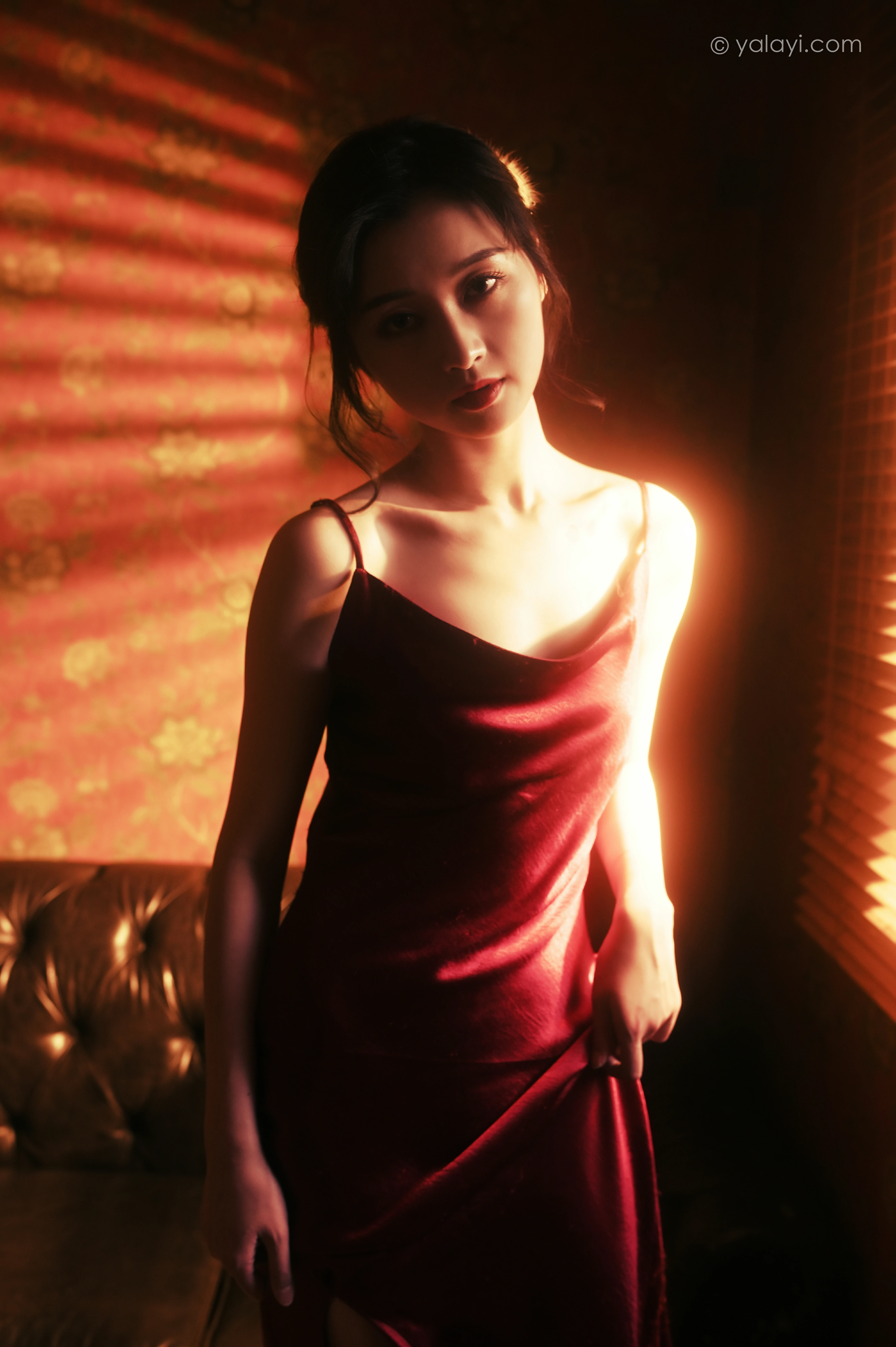 [YALAYI雅拉伊]NO.794 在窗边 京京 红色吊带裸背连衣裙居家性感写真集第12张