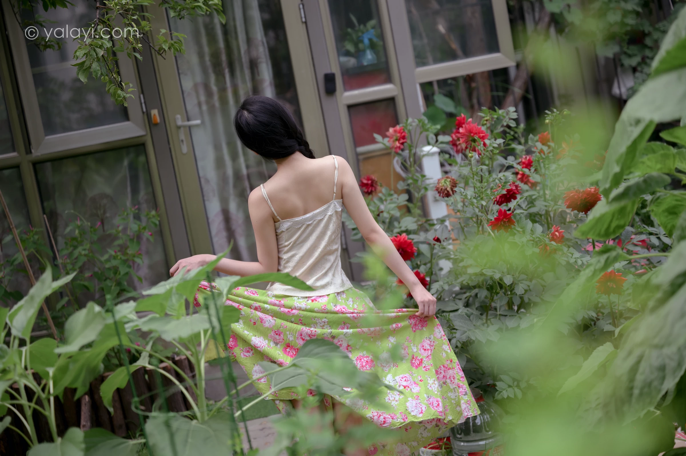[YALAYI雅拉伊]NO.682 《孤芳不自赏》 方岚 白色蕾丝小背心加碎花短裙私房写真集第5张