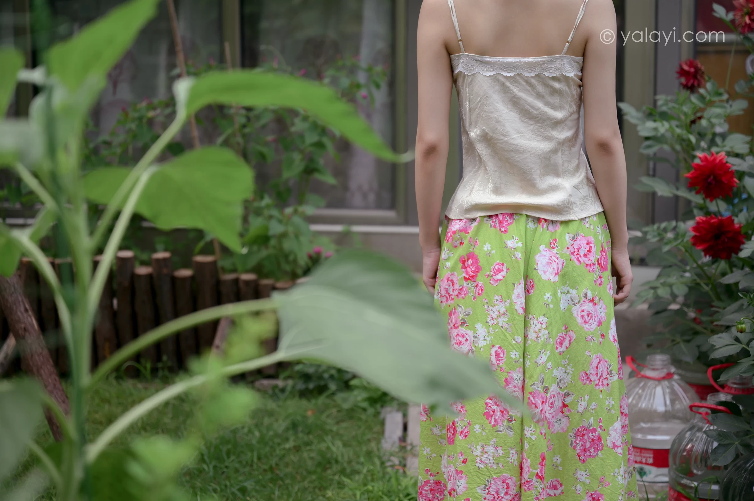 [YALAYI雅拉伊]NO.682 《孤芳不自赏》 方岚 白色蕾丝小背心加碎花短裙私房写真集第5张