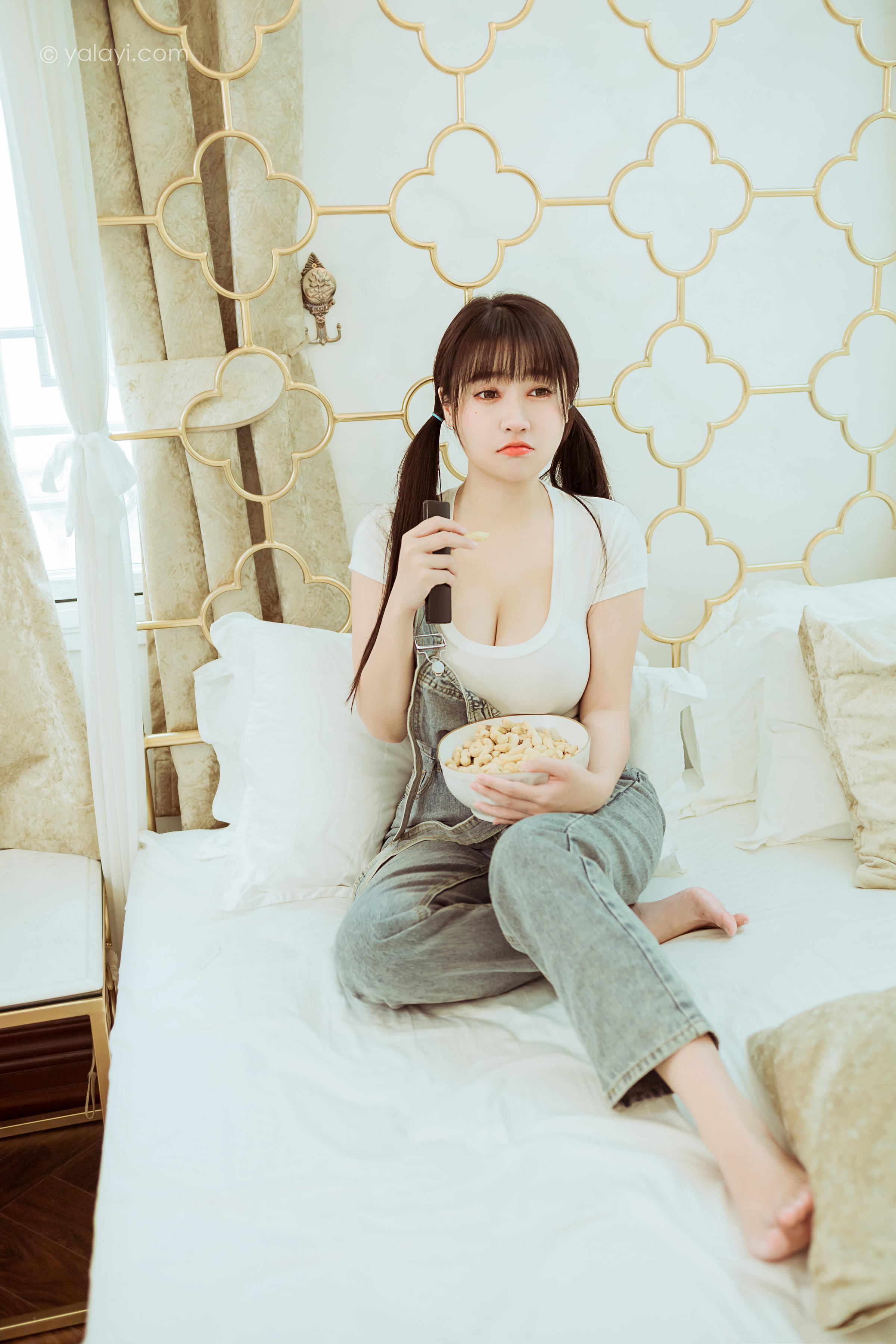 [YALAYI雅拉伊]2022.03.22 开心宅家 虞艺 白色紧身短袖加牛仔背带裤性感写真集第4张