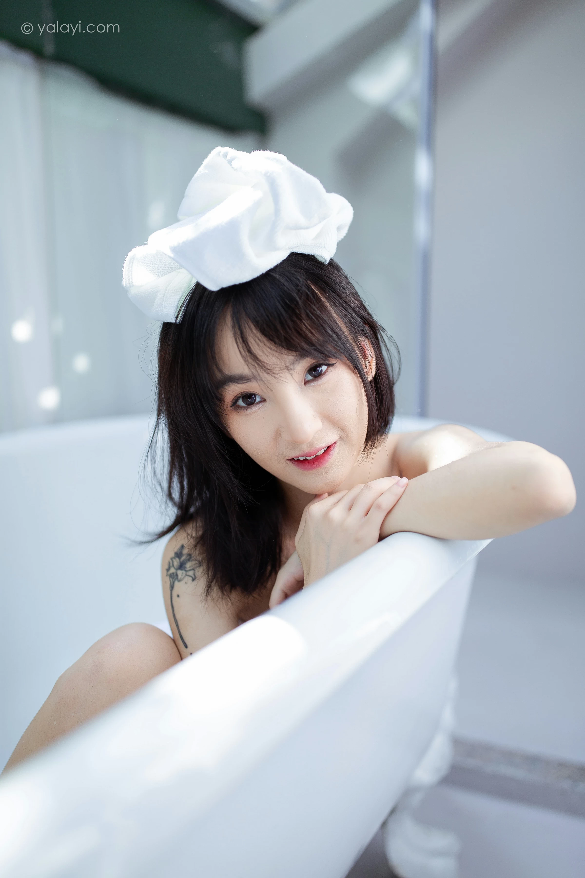 [YALAYI雅拉伊]NO.684 《清凉一夏》 落落 白色浴袍性感私房写真集第9张