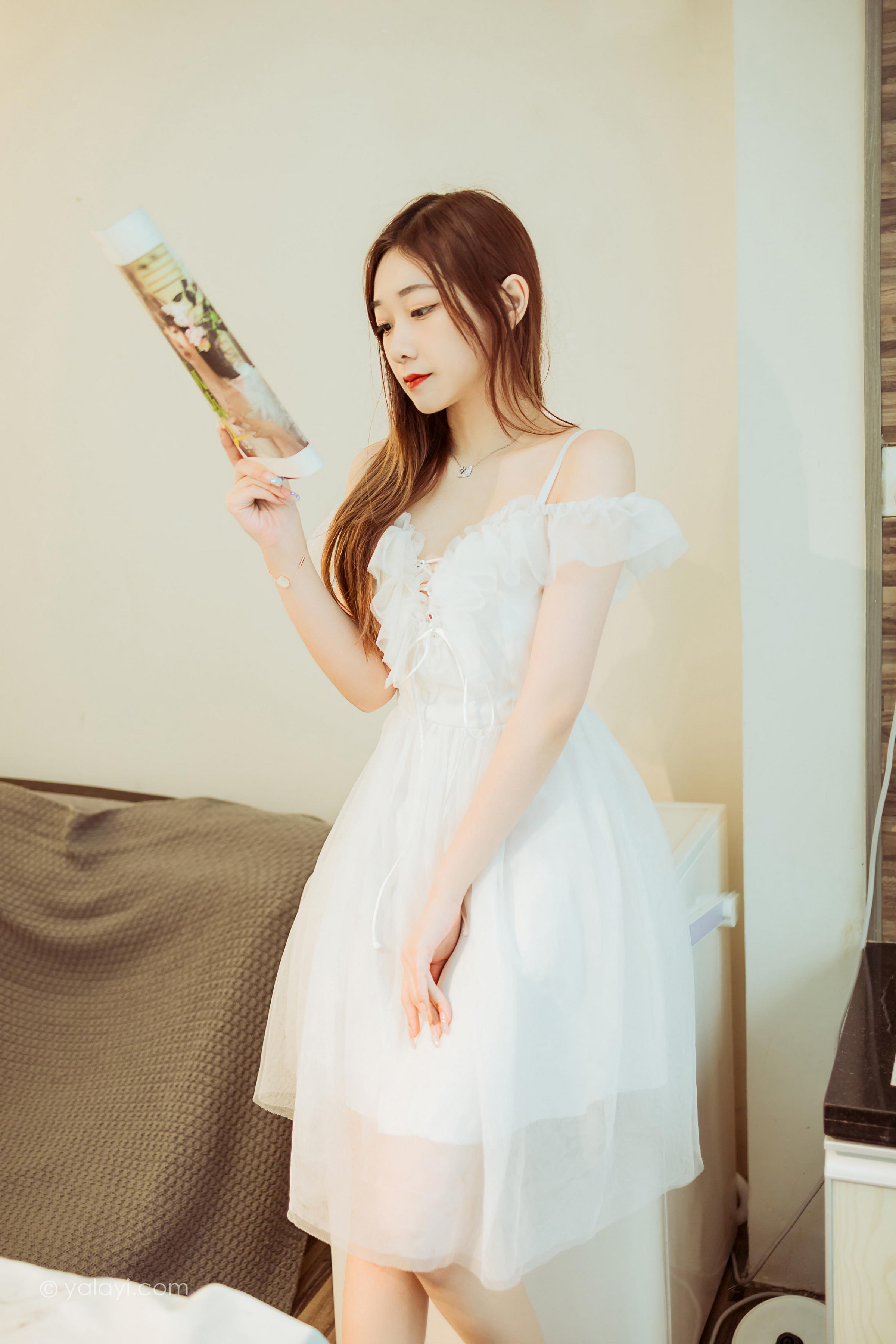 [YALAYI雅拉伊]2022.03.25 梦中情人 夜夜 白色吊带透视连衣裙居家性感写真集第4张