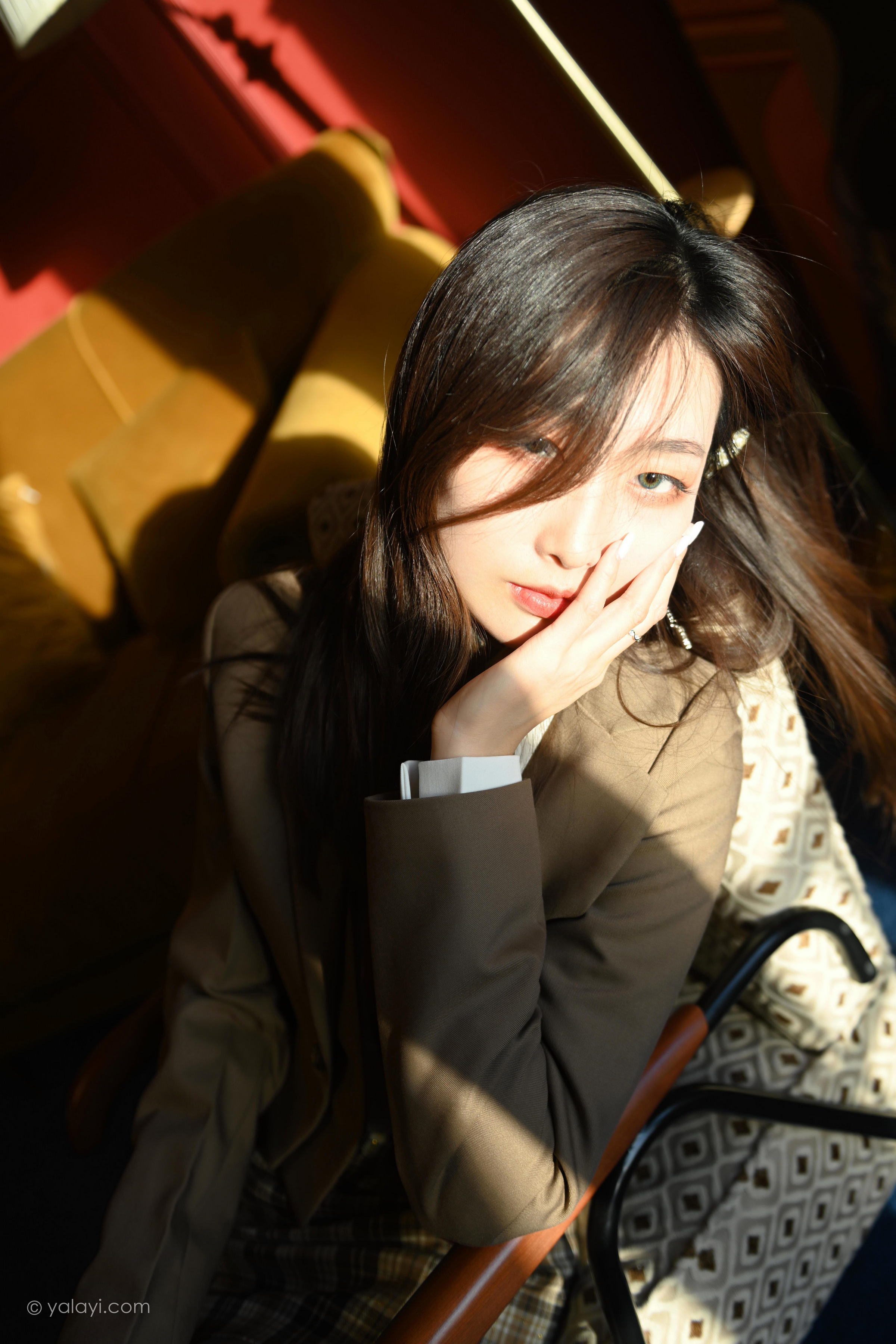 [YALAYI雅拉伊]2022.03.28 我的听众 佳佳 棕色JK制服加格子短裙性感写真集第10张