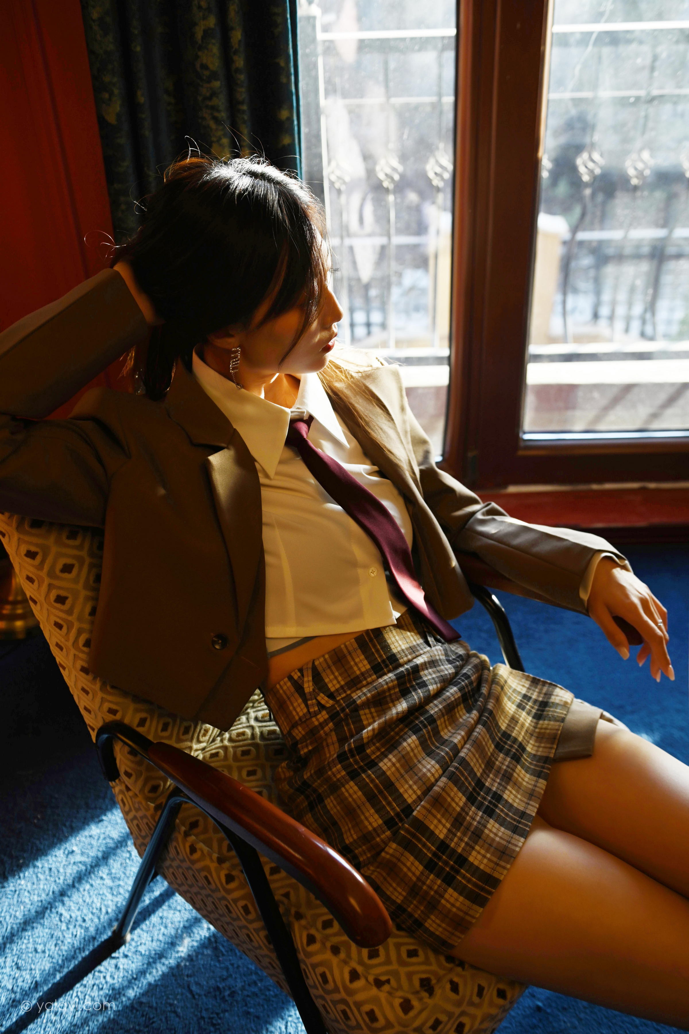 [YALAYI雅拉伊]2022.03.28 我的听众 佳佳 棕色JK制服加格子短裙性感写真集第10张