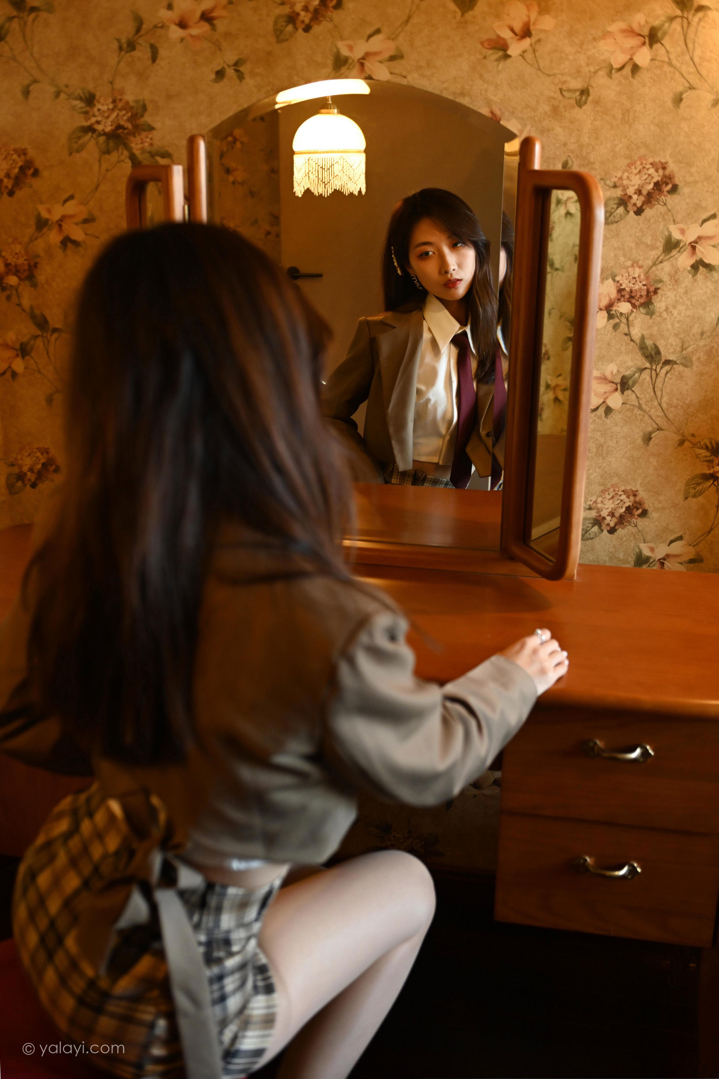 [YALAYI雅拉伊]2022.03.28 我的听众 佳佳 棕色JK制服加格子短裙性感写真集第5张