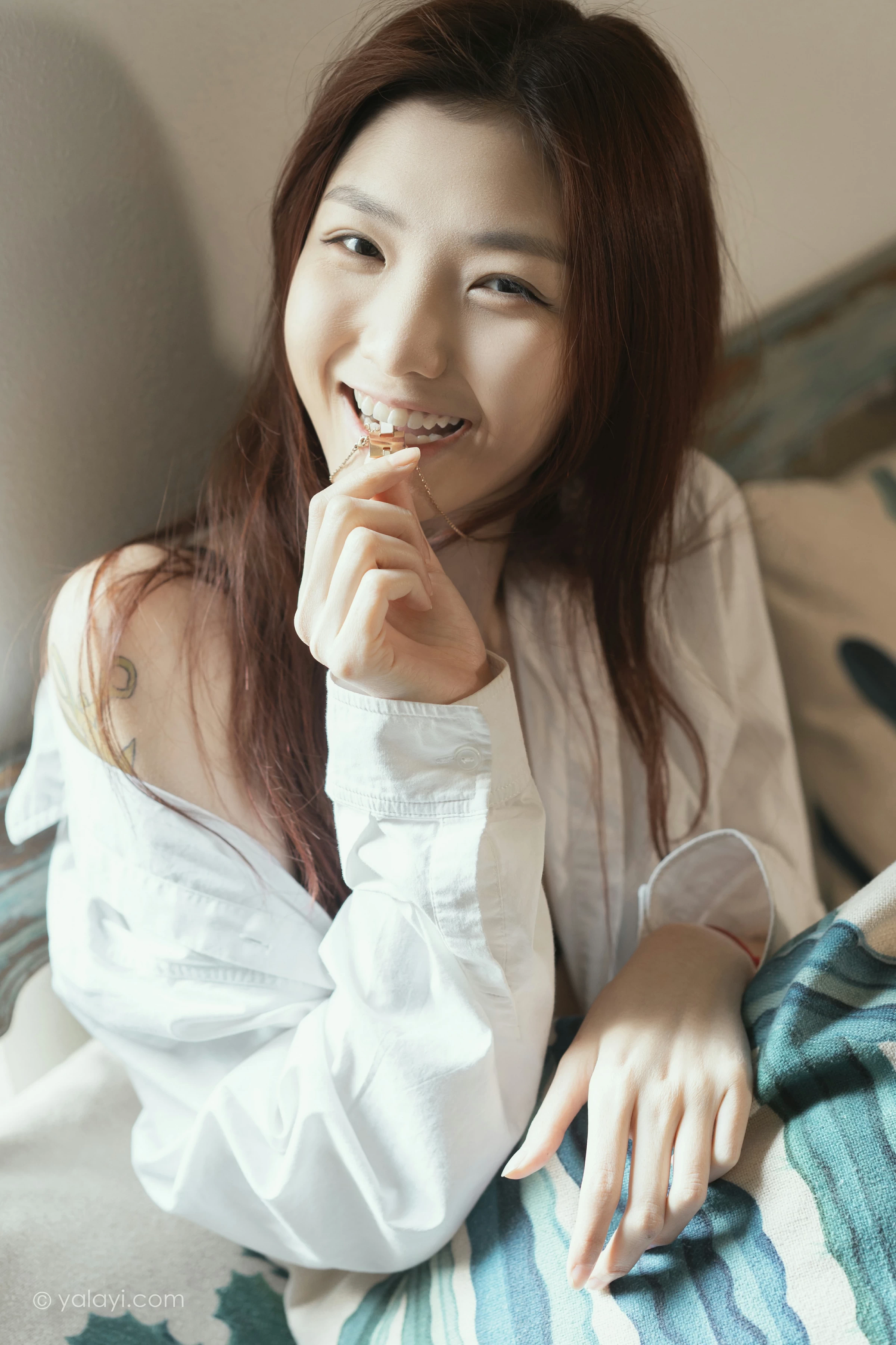 [YALAYI雅拉伊]NO.711 《礼物》 鸭鸭 白色衬衫加黑色内衣性感私房写真集第16张