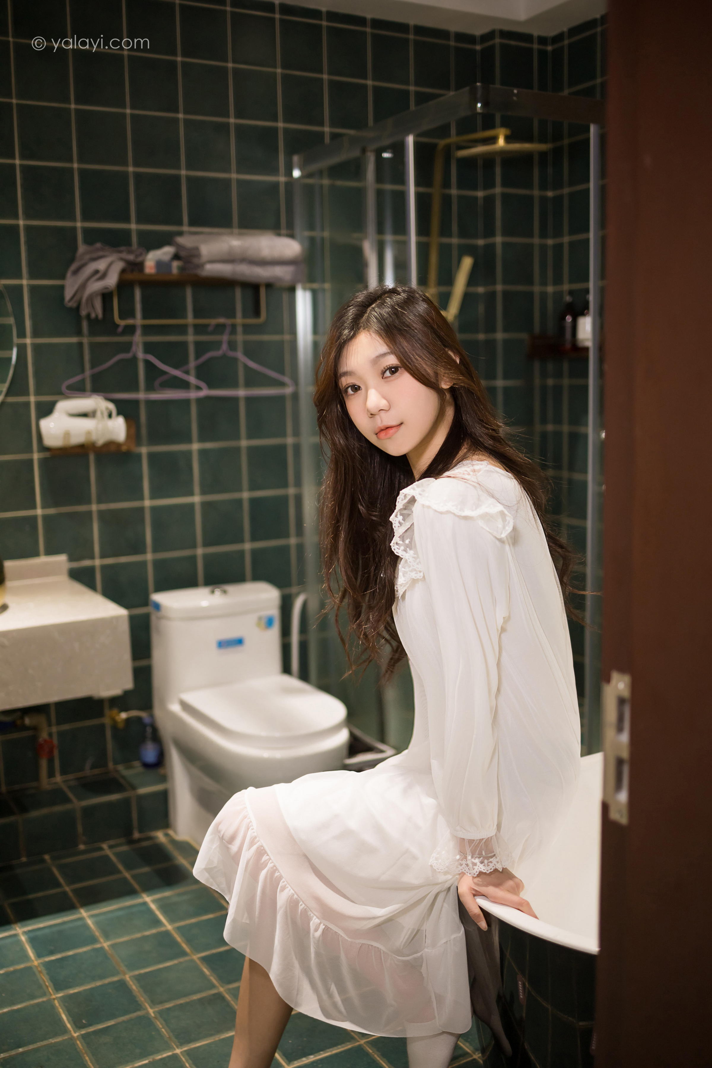 [YALAYI雅拉伊]2022.03.30 阁楼 梓瑶 白色透视睡衣裙性感写真集第1张