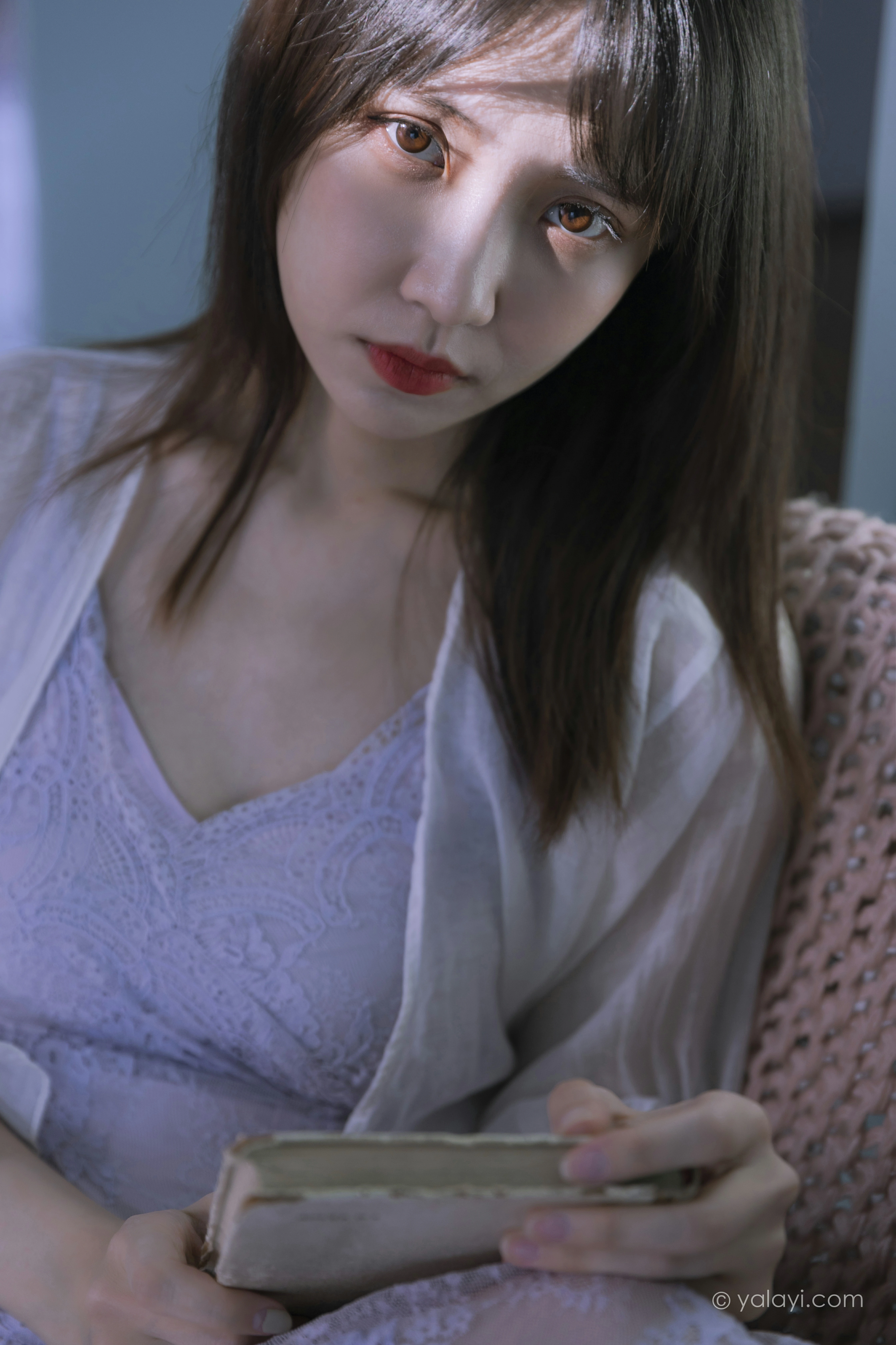 [YALAYI雅拉伊]NO.811 紫色的早晨 妍妍 白色透视蕾丝连衣裙居家私房写真集第3张