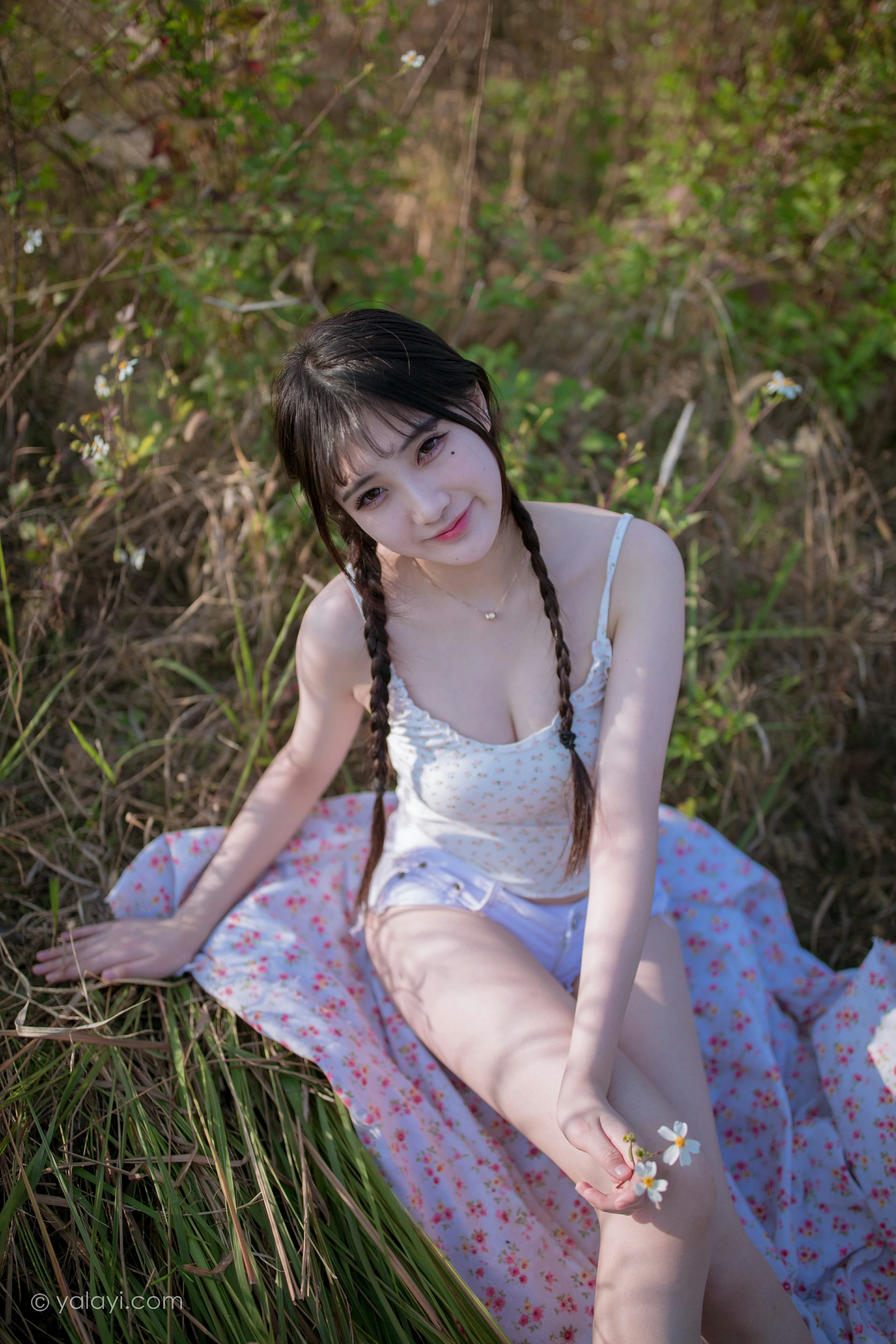 [YALAYI雅拉伊]NO.736 《去江边》 瓶儿 白色性感紧身小背心加牛仔热裤写真集第1张