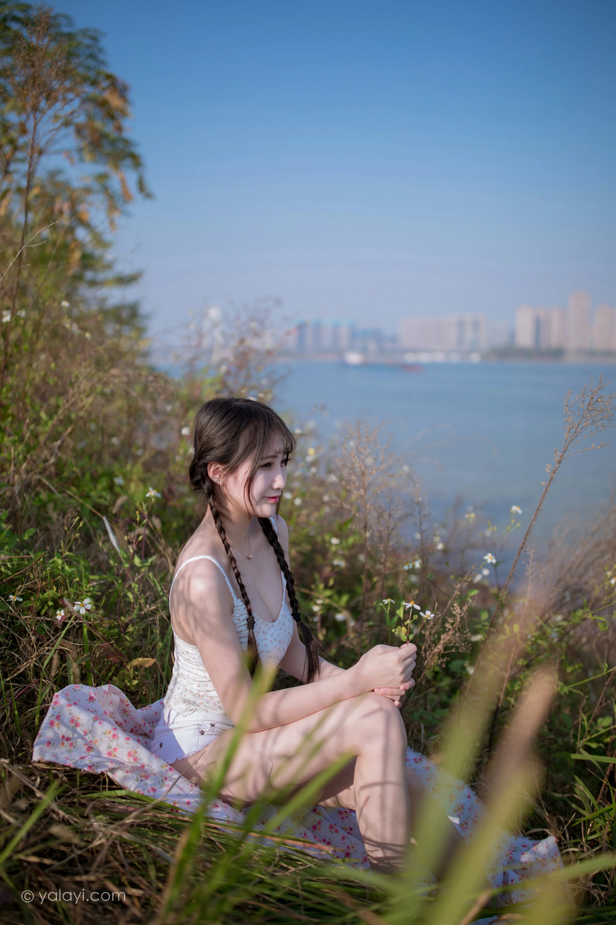 [YALAYI雅拉伊]NO.736 《去江边》 瓶儿 白色性感紧身小背心加牛仔热裤写真集第1张