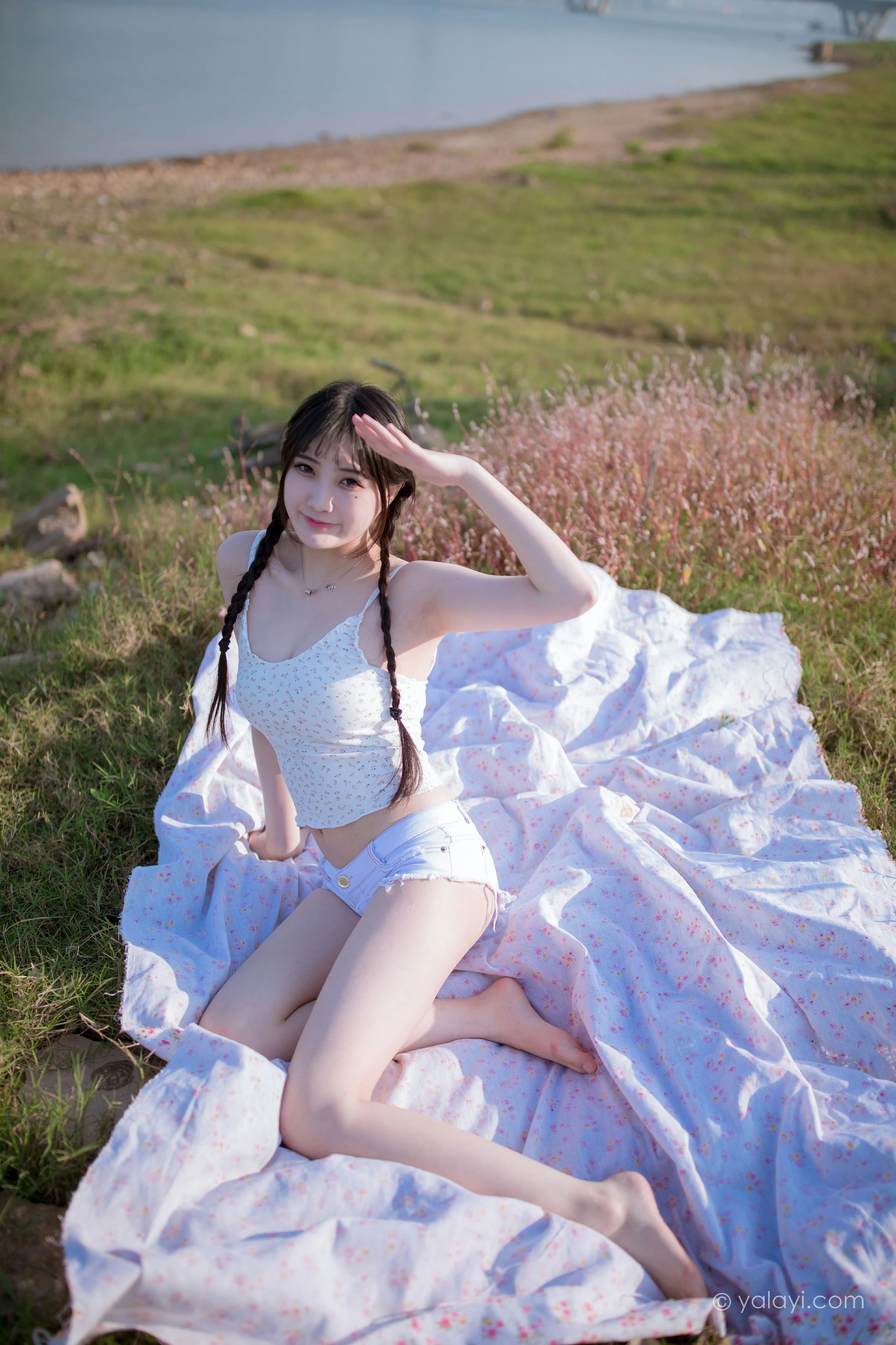 [YALAYI雅拉伊]NO.736 《去江边》 瓶儿 白色性感紧身小背心加牛仔热裤写真集第6张