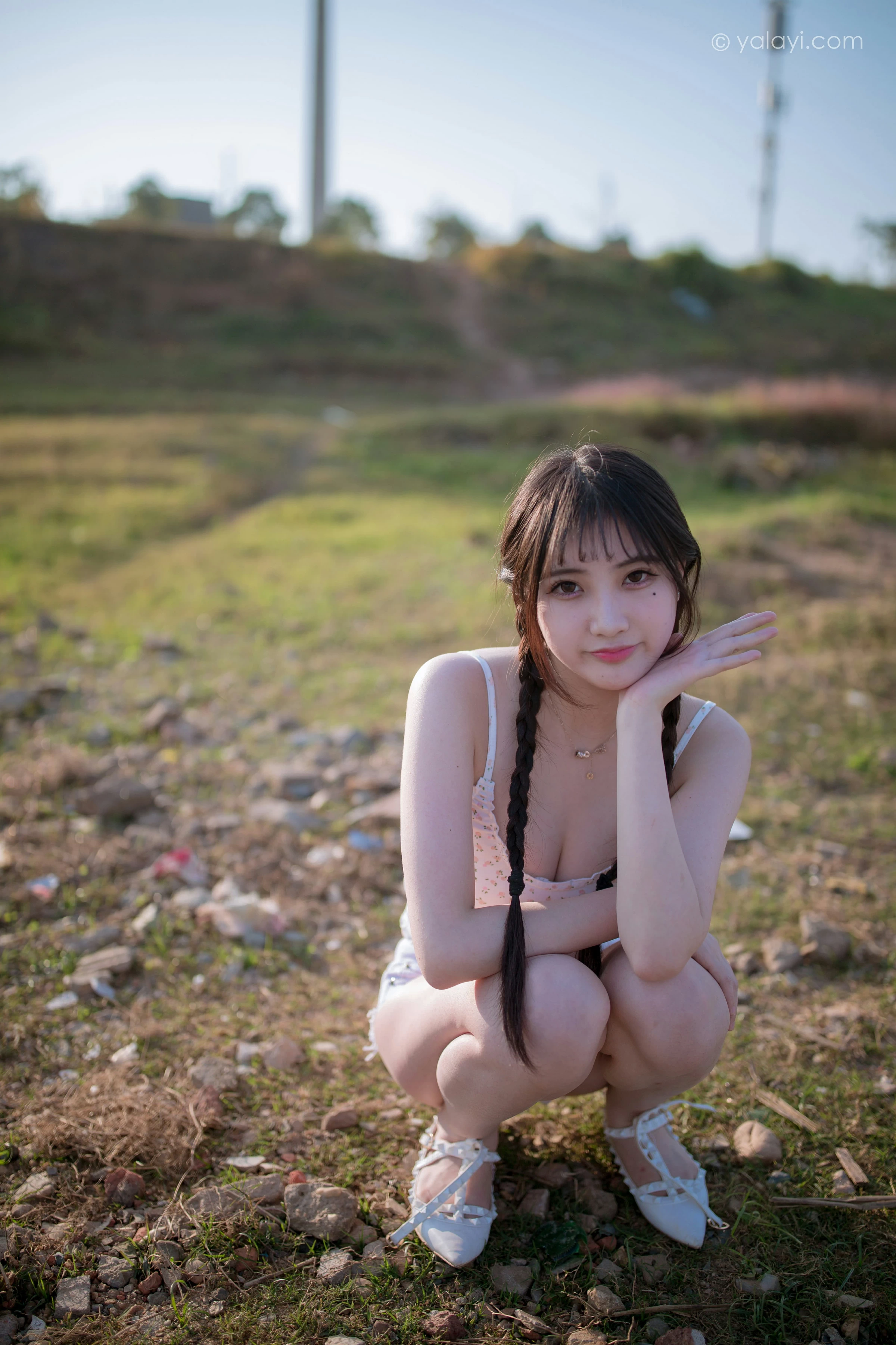 [YALAYI雅拉伊]NO.736 《去江边》 瓶儿 白色性感紧身小背心加牛仔热裤写真集第17张