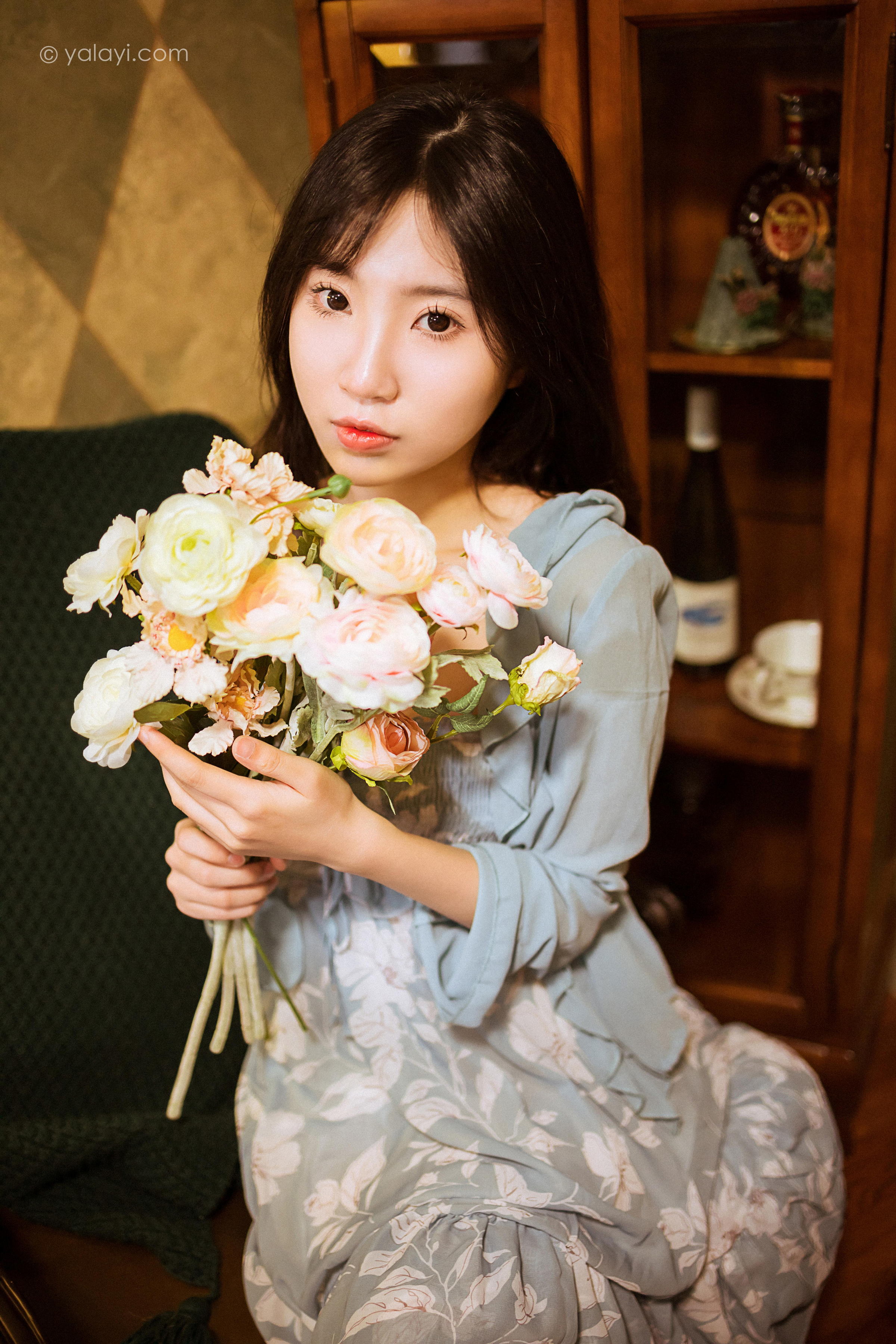 [YALAYI雅拉伊]2022.08.19 一去不复返 小乔 灰色外套加吊带连衣裙清纯写真集第5张