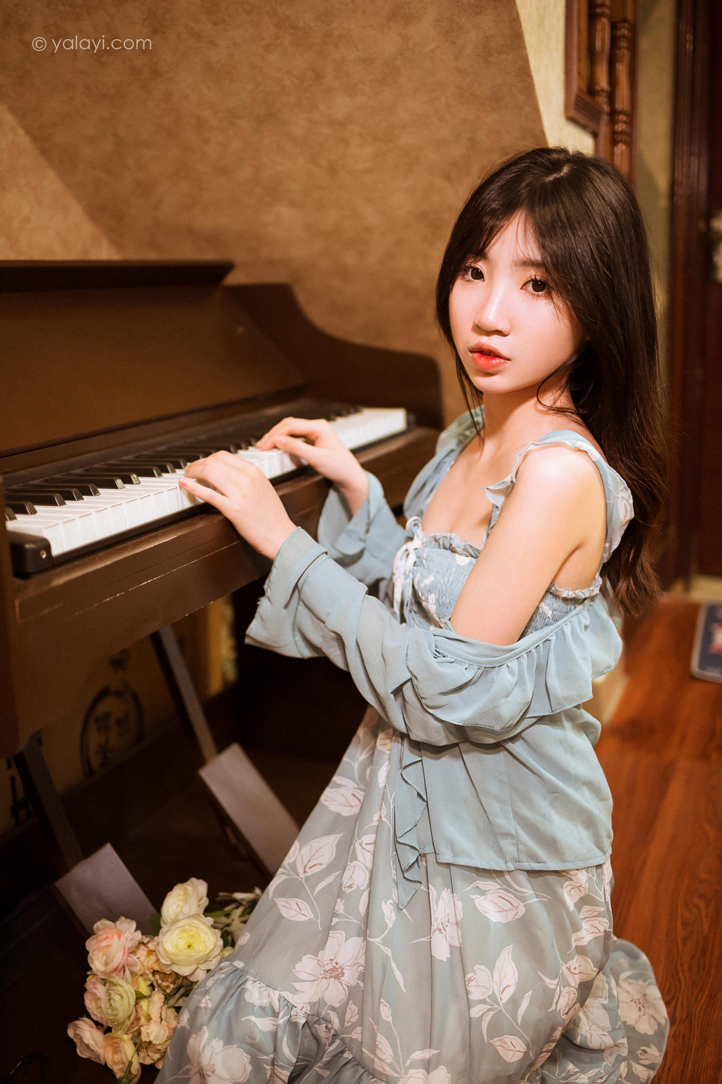 [YALAYI雅拉伊]2022.08.19 一去不复返 小乔 灰色外套加吊带连衣裙清纯写真集第4张