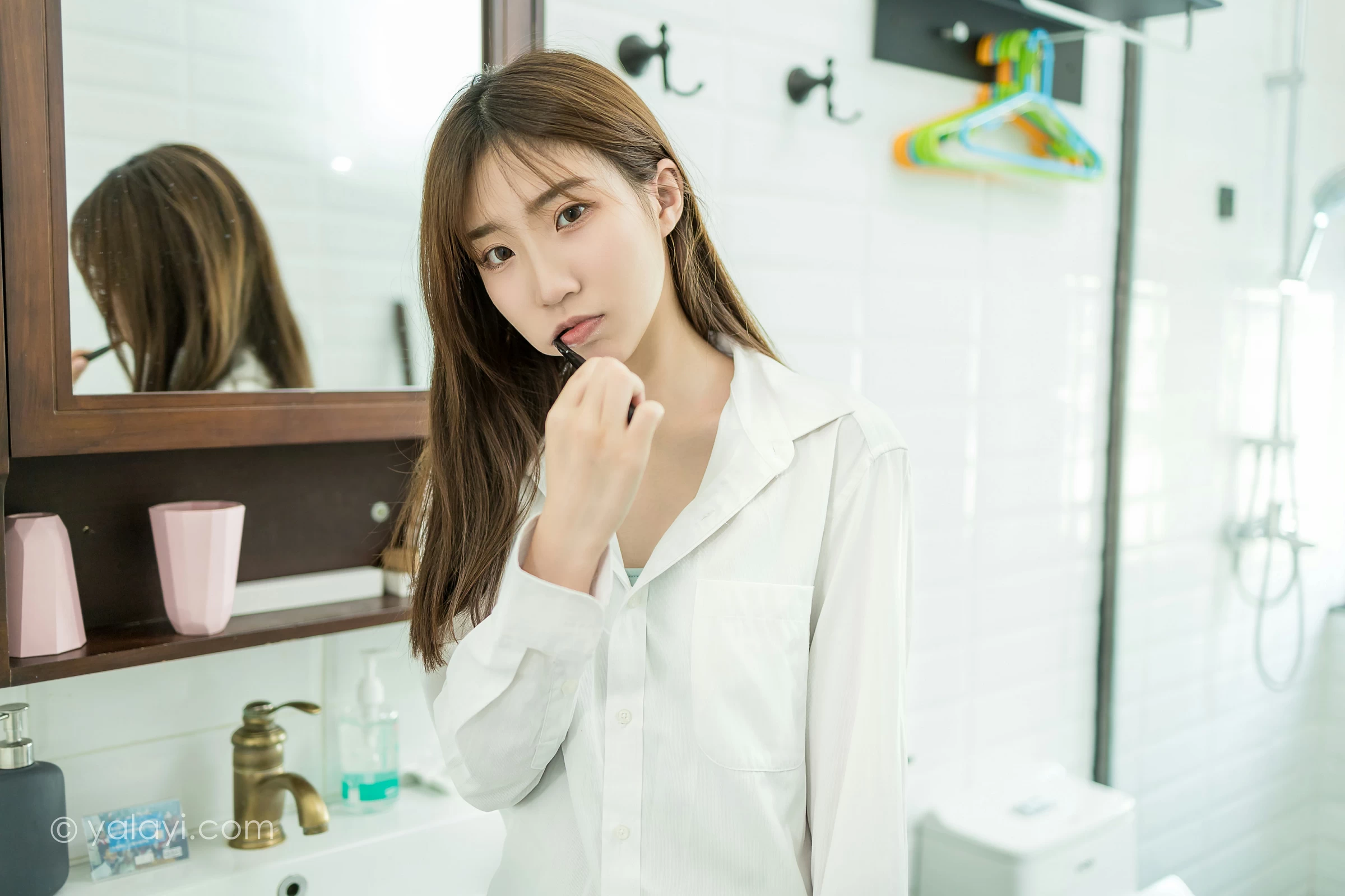 [YALAYI雅拉伊]NO.686 《亲爱的早安》 小乔 白色衬衫加牛仔热裤性感私房写真集第7张