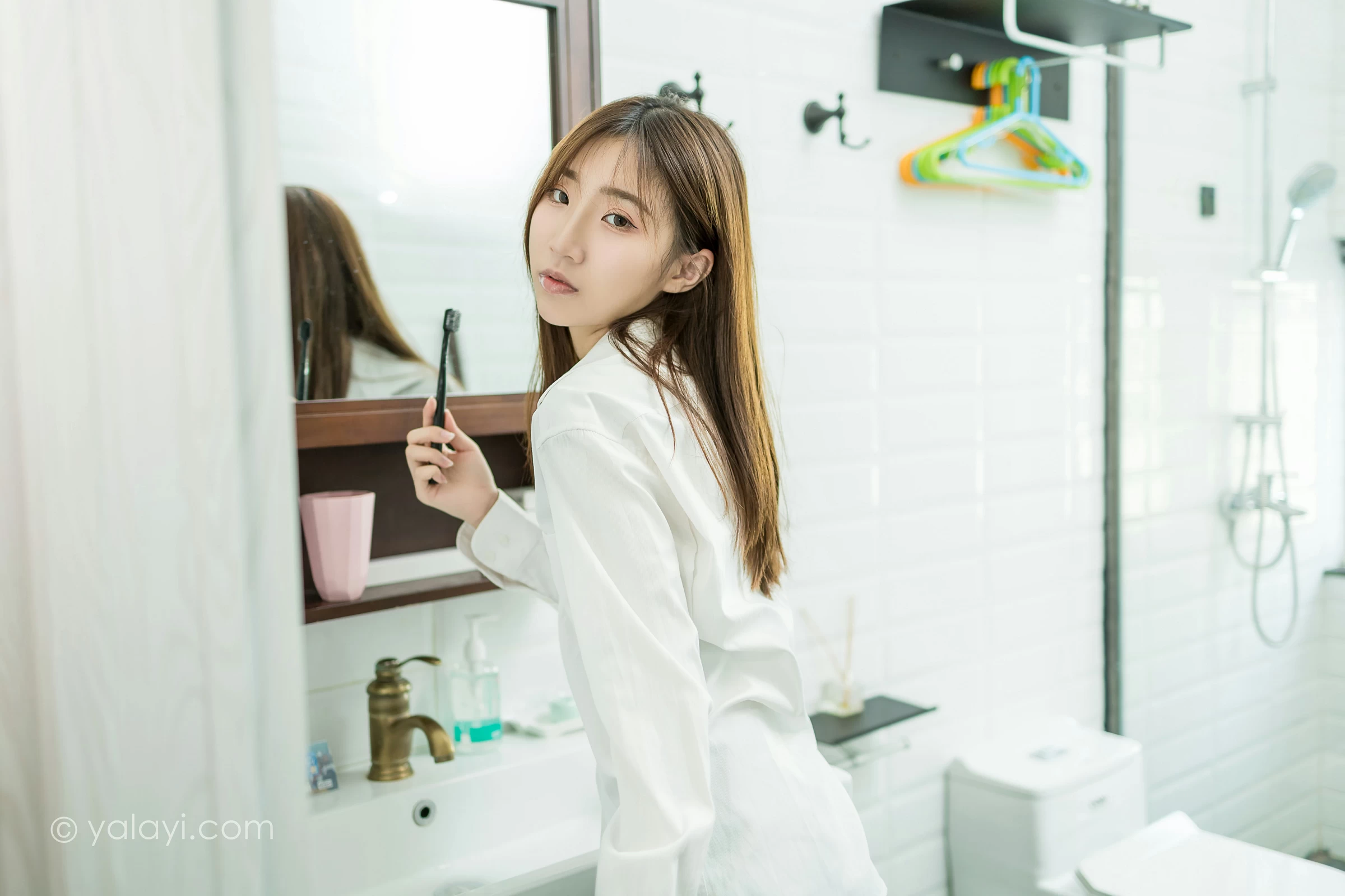 [YALAYI雅拉伊]NO.686 《亲爱的早安》 小乔 白色衬衫加牛仔热裤性感私房写真集第6张