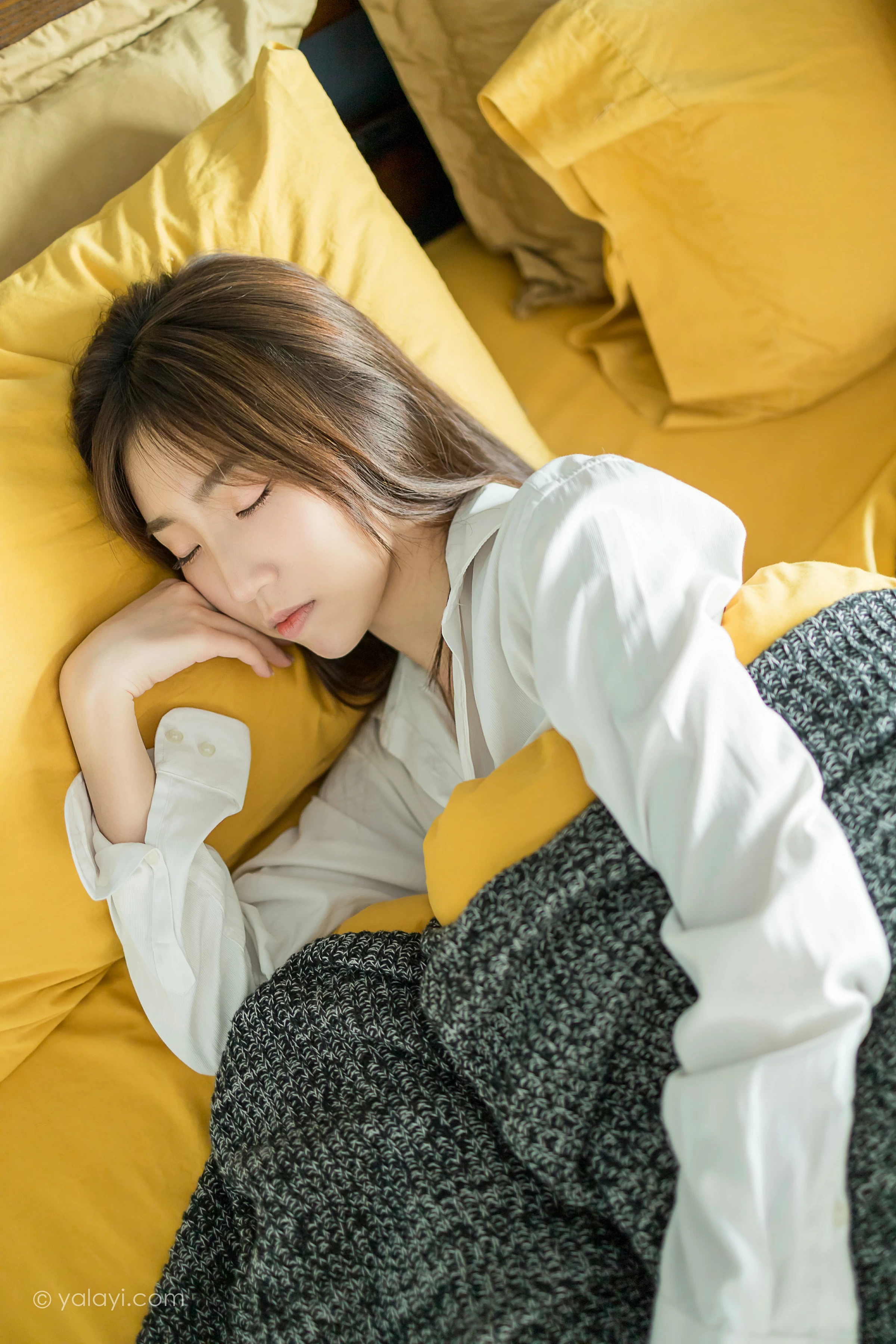 [YALAYI雅拉伊]NO.686 《亲爱的早安》 小乔 白色衬衫加牛仔热裤性感私房写真集第1张