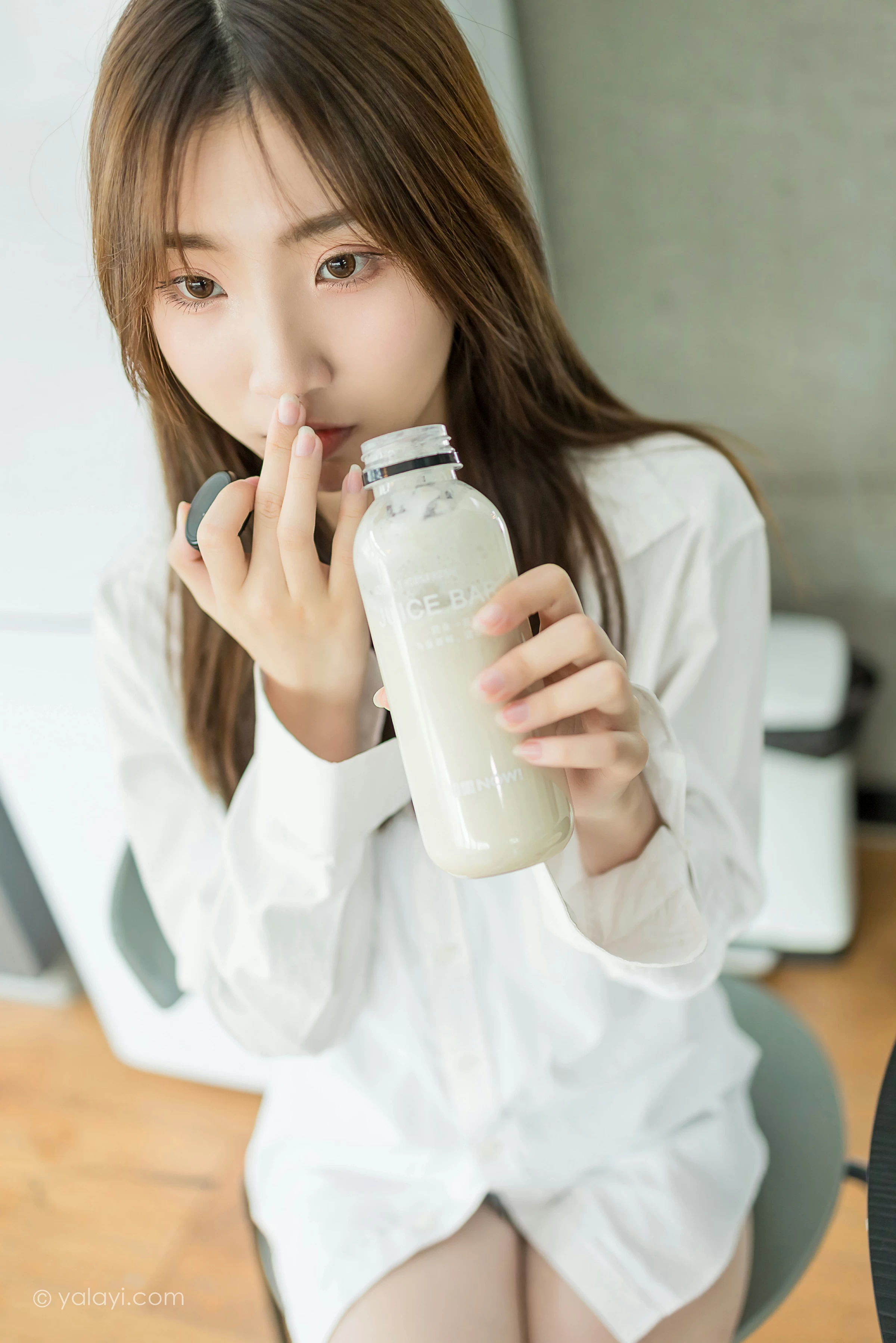 [YALAYI雅拉伊]NO.686 《亲爱的早安》 小乔 白色衬衫加牛仔热裤性感私房写真集第13张